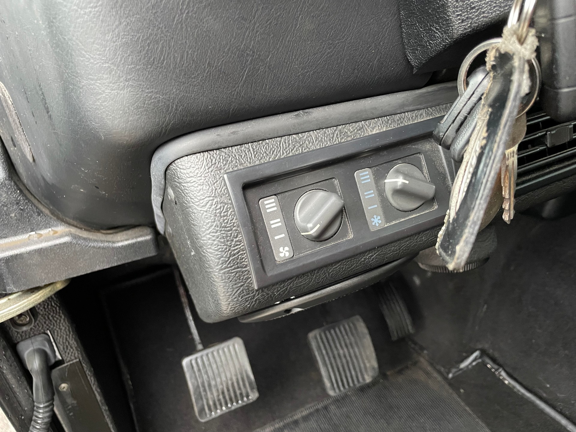 LAND ROVER Defender 110 SW 2.5 Td5 Black Edition-image-10