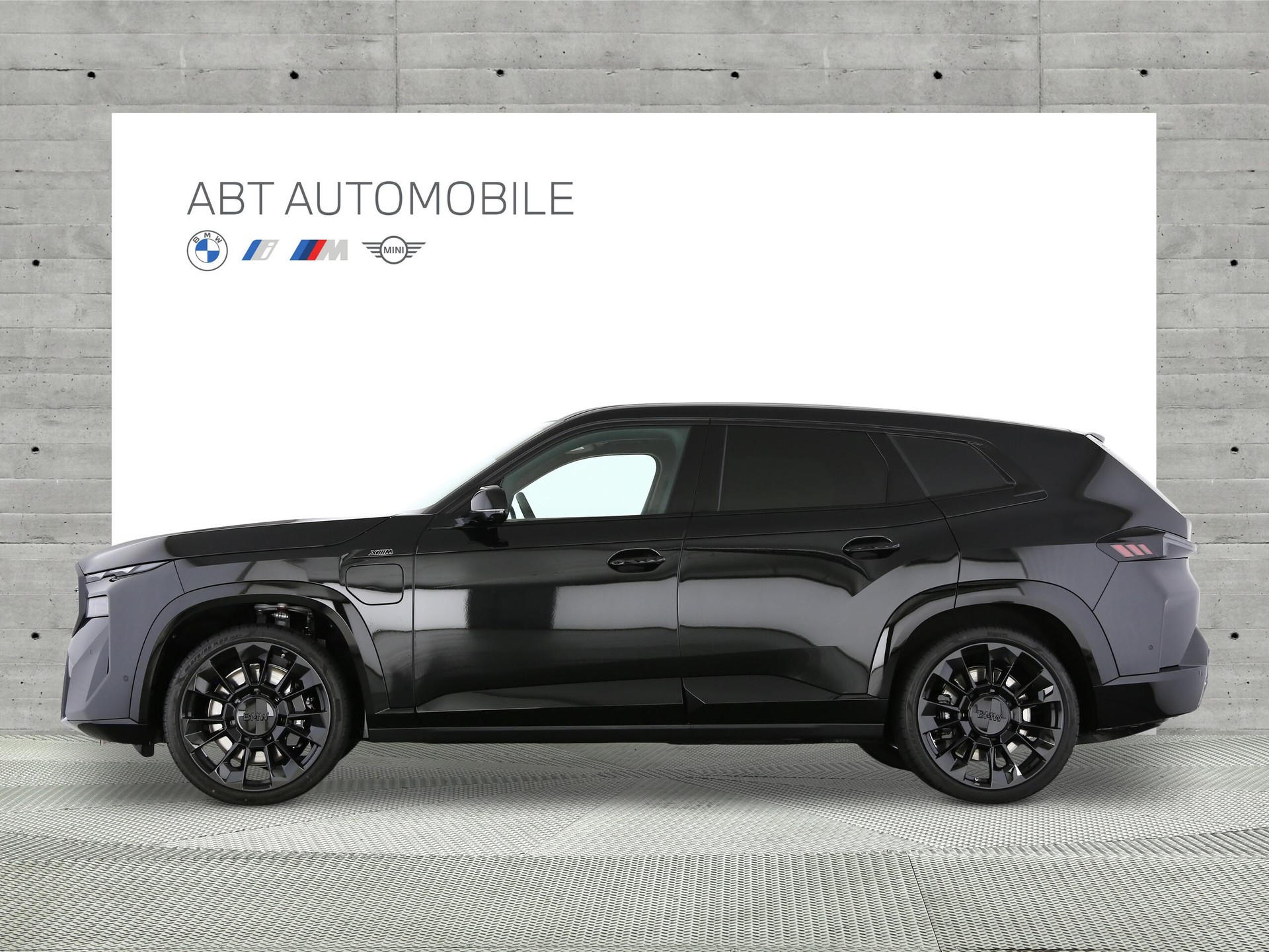 BMW XM 50e Plug-in Hybrid-showroom-element-1
