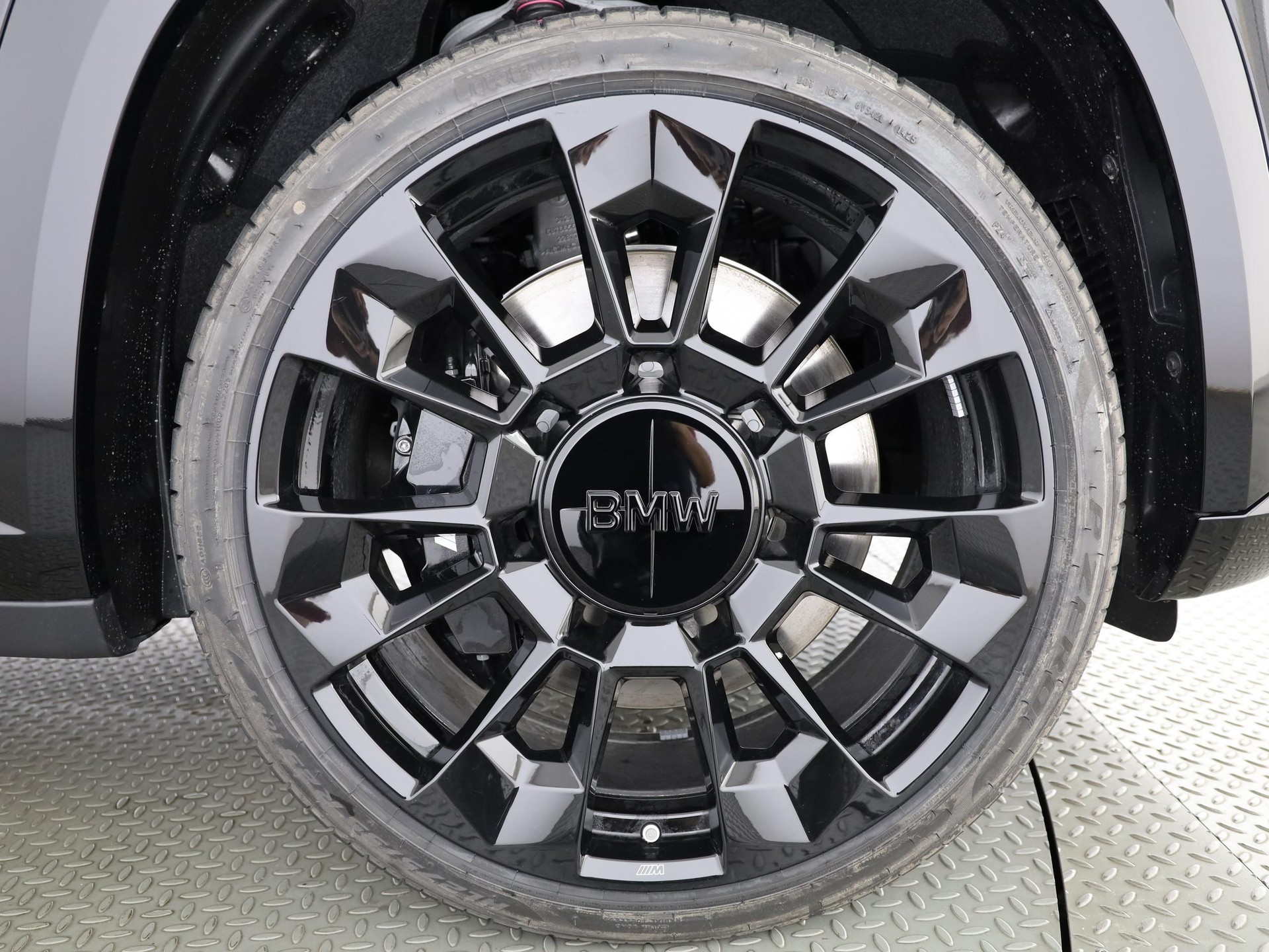 BMW XM 50e Plug-in Hybrid-showroom-element-3