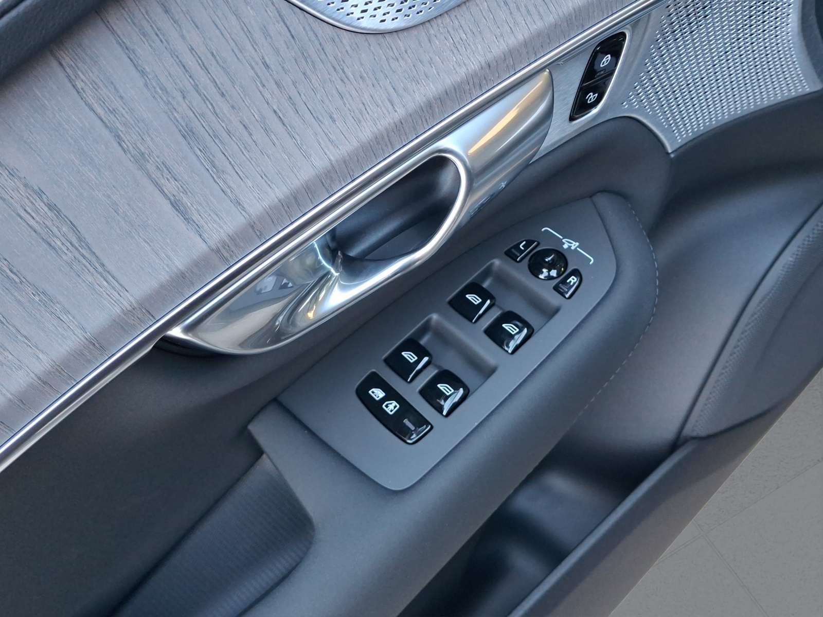 VOLVO XC90 T8 eAWD PluginHybrid Ultra Dark Geartronic-image-6