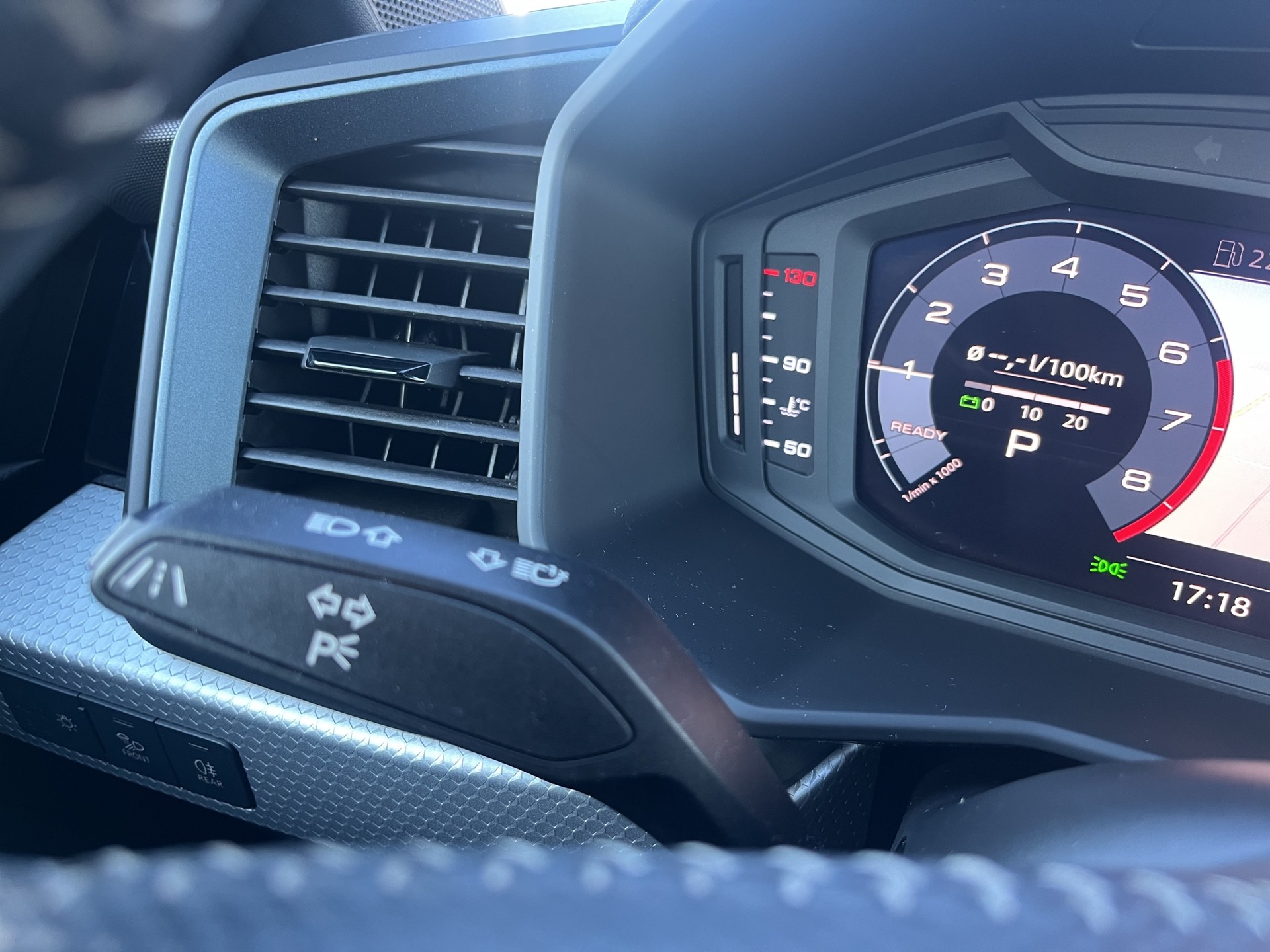 AUDI A1 Sportback 30 TFSI S-tronic S-Line-image-12