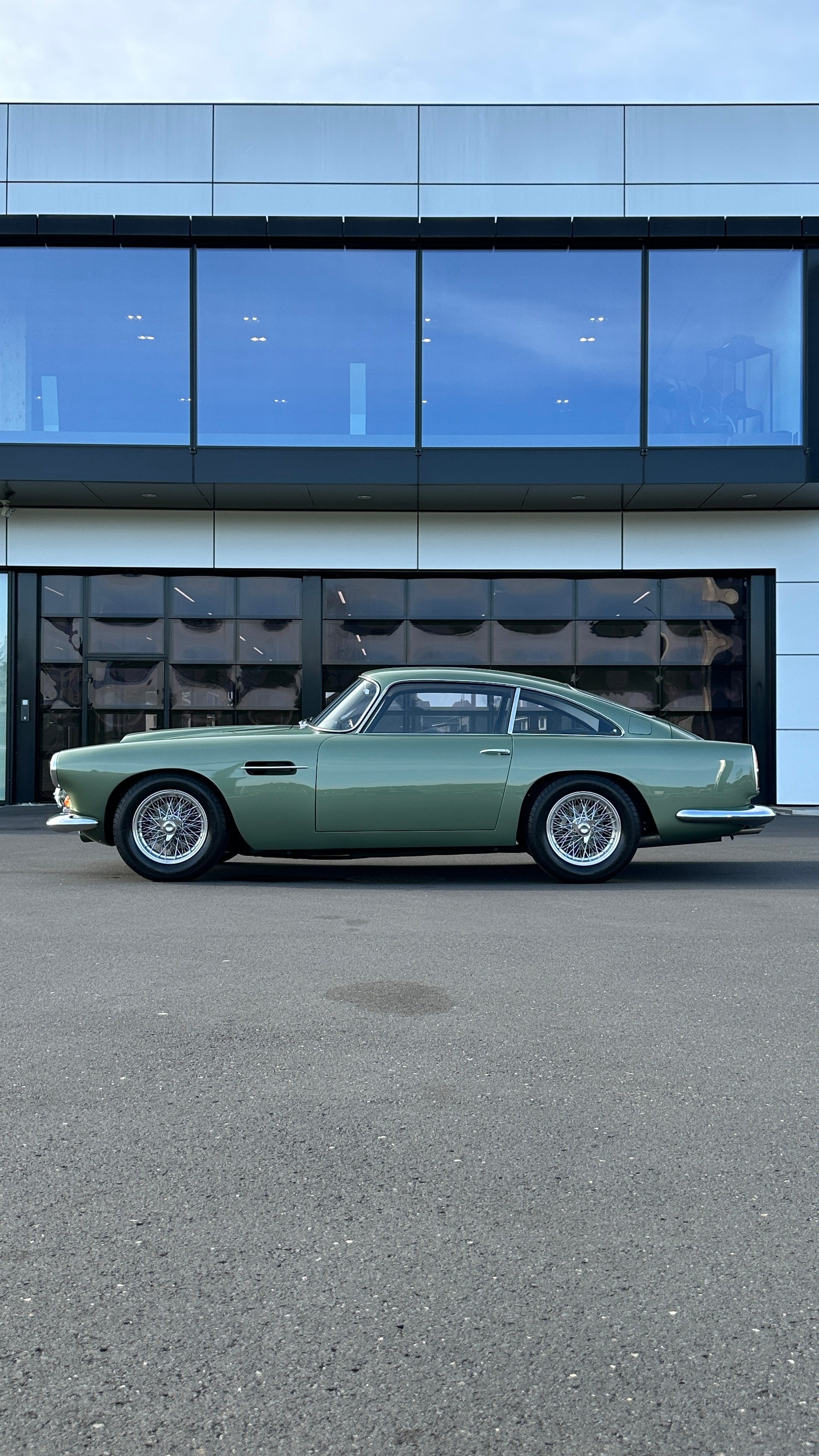 ASTON MARTIN DB4 Serie 1-showroom-element-3