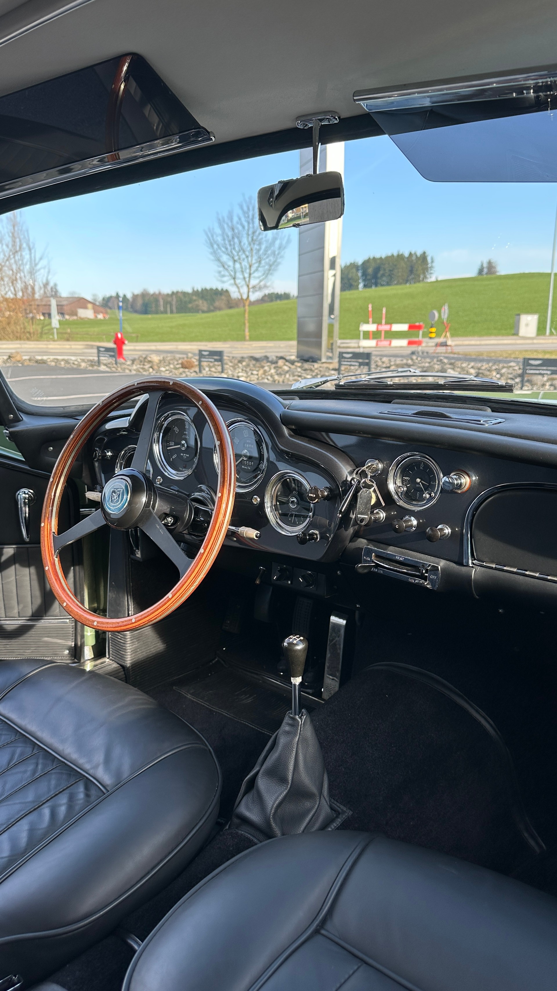 ASTON MARTIN DB4 Serie 1-image-14