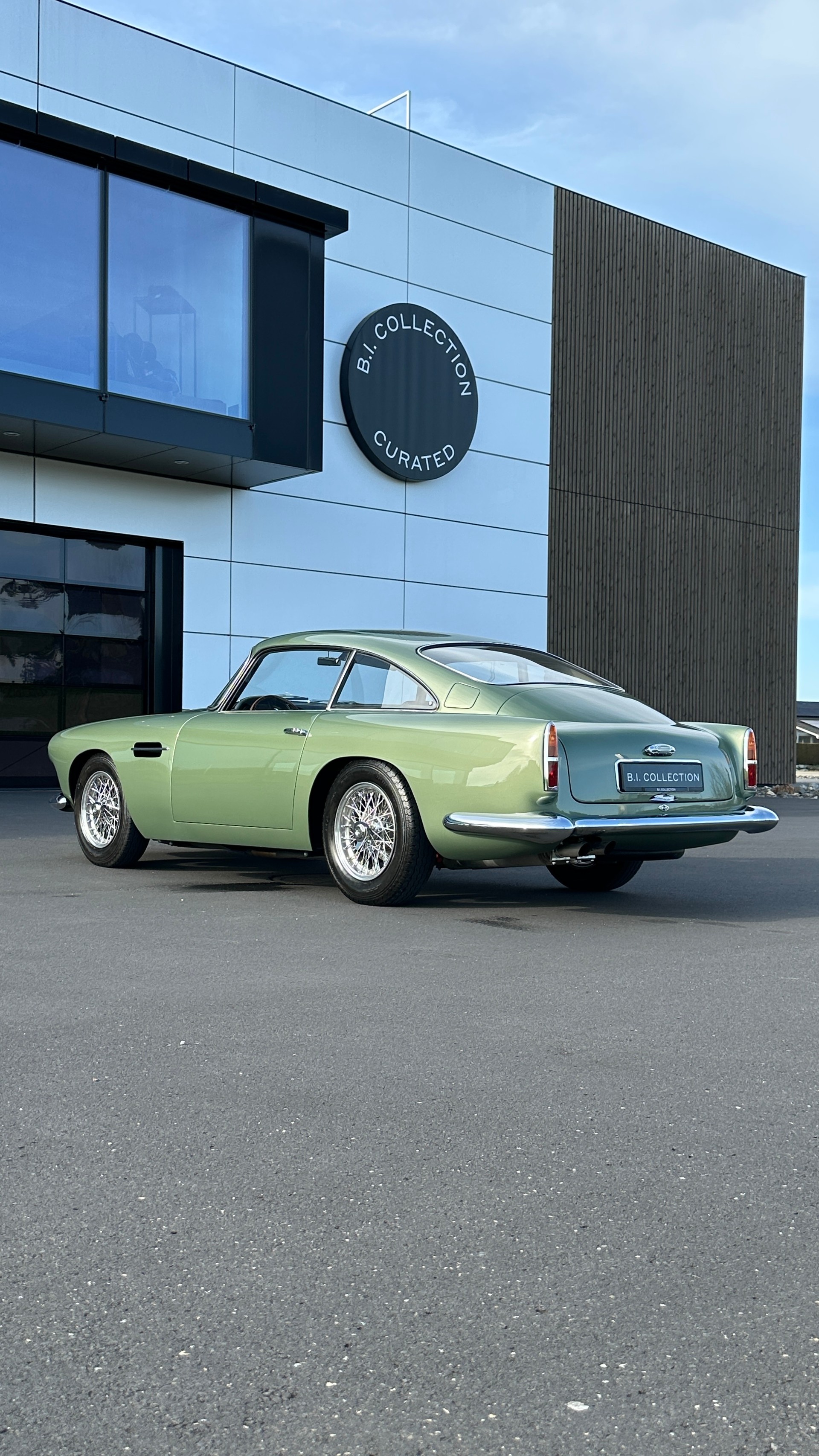 ASTON MARTIN DB4 Serie 1-showroom-element-1
