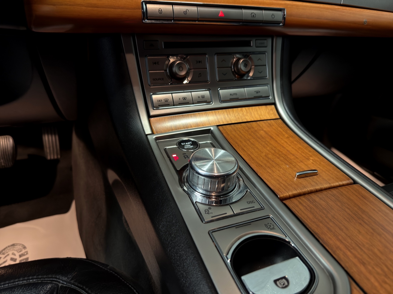 JAGUAR XF 2.7d V6 Luxury-image-12