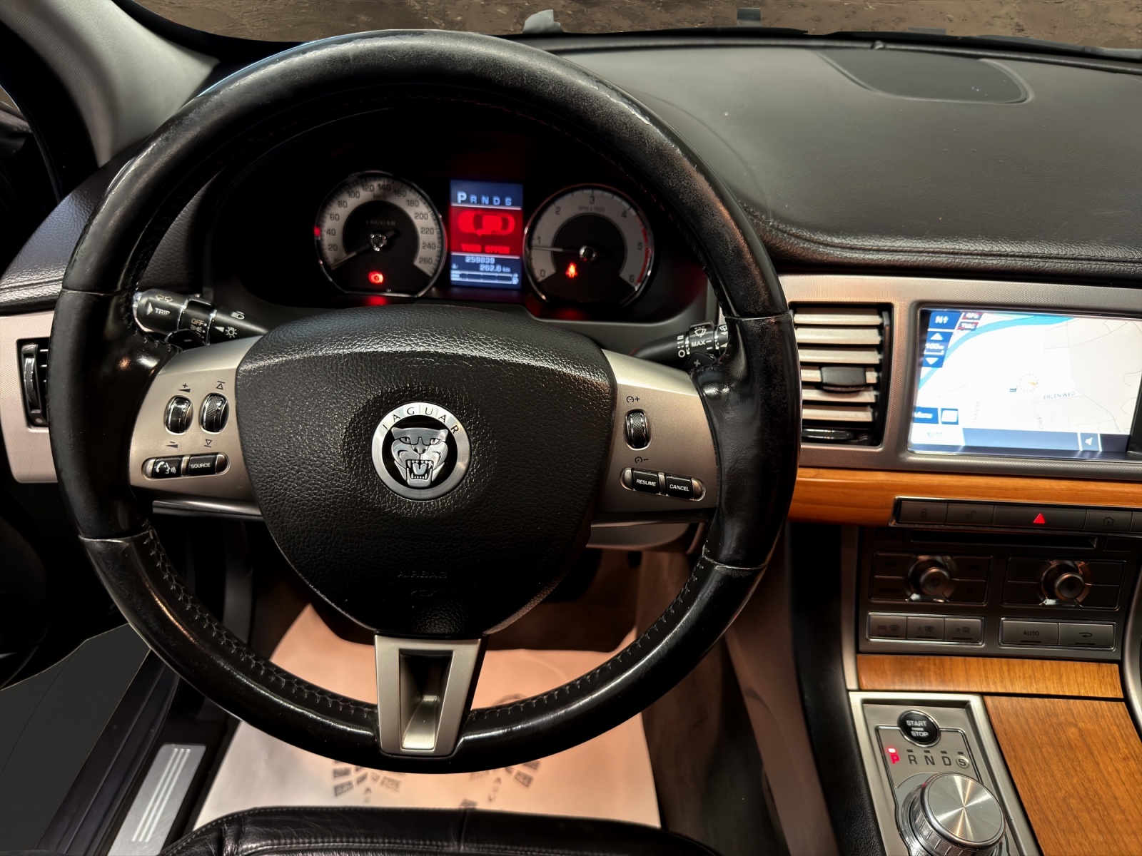 JAGUAR XF 2.7d V6 Luxury-image-9