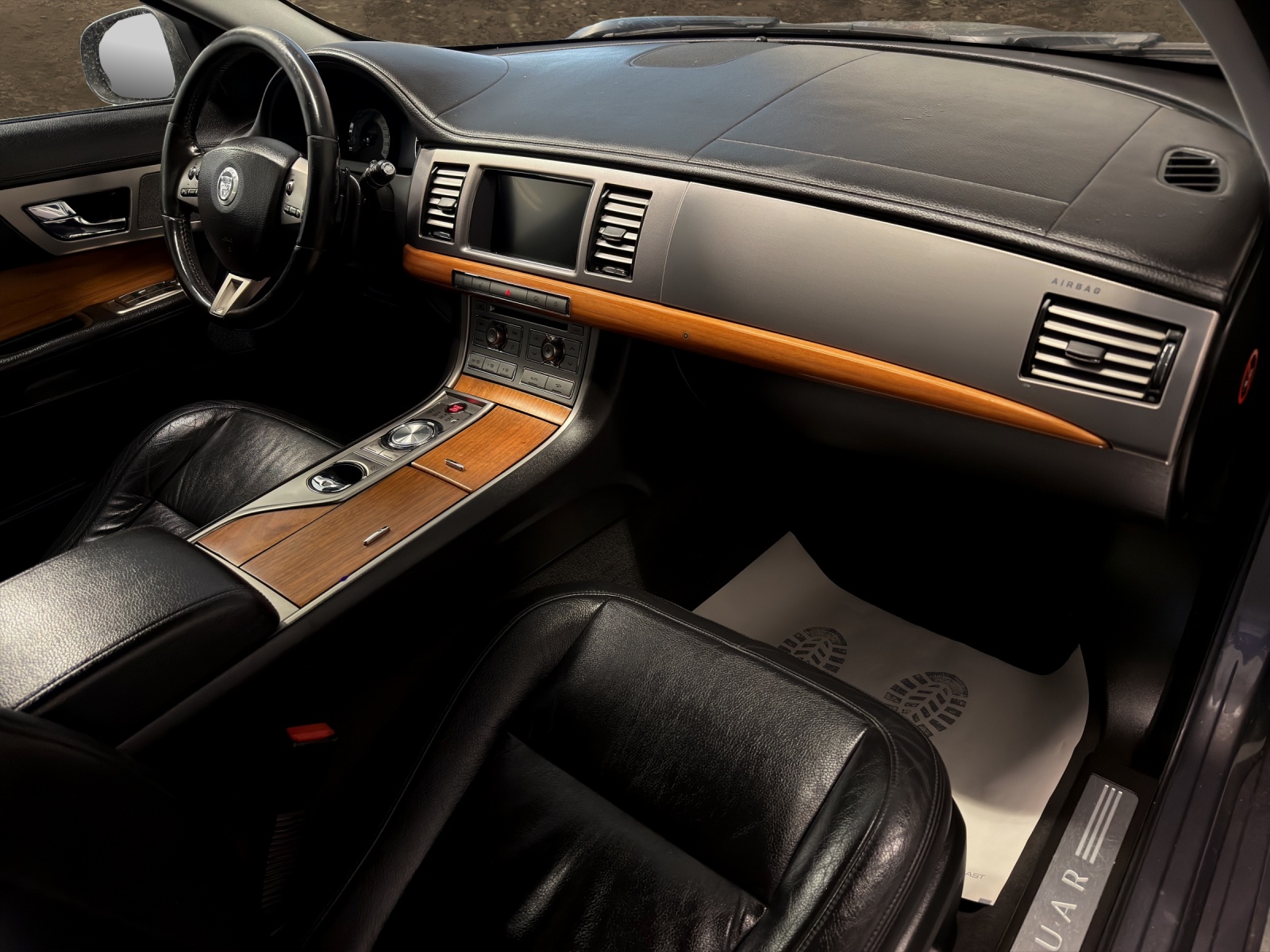 JAGUAR XF 2.7d V6 Luxury-image-13