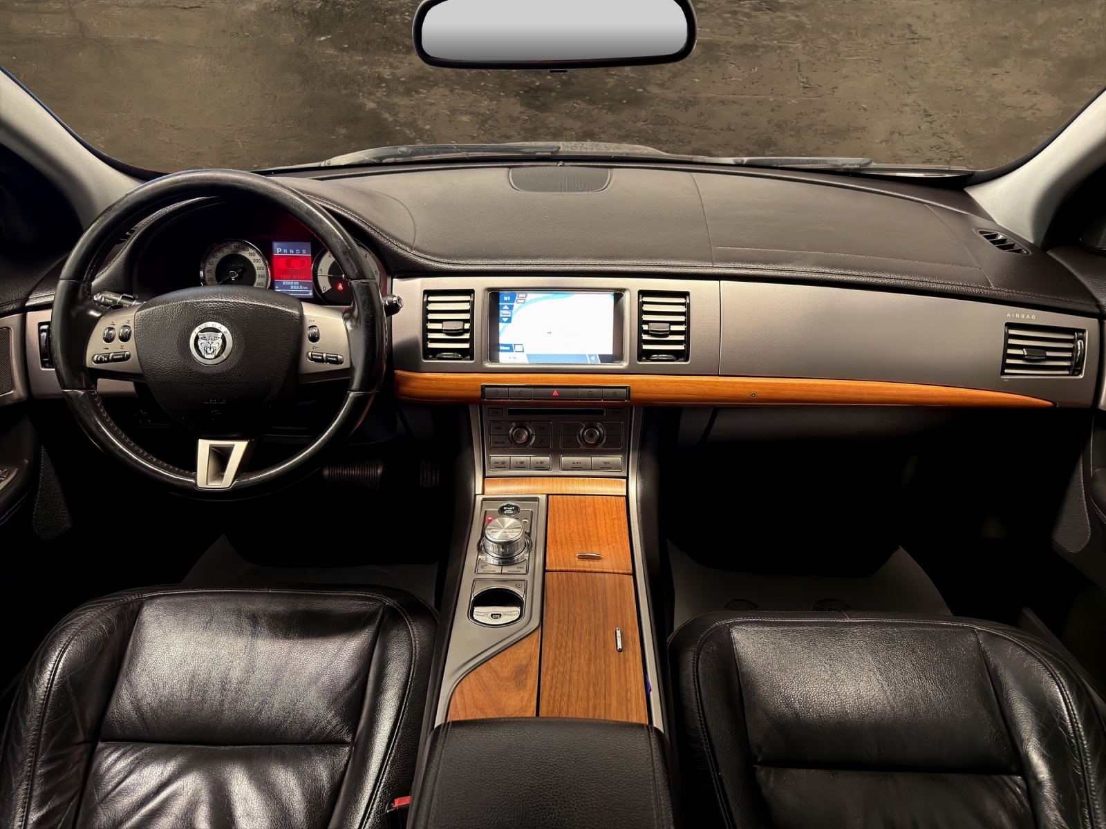 JAGUAR XF 2.7d V6 Luxury-showroom-element-3