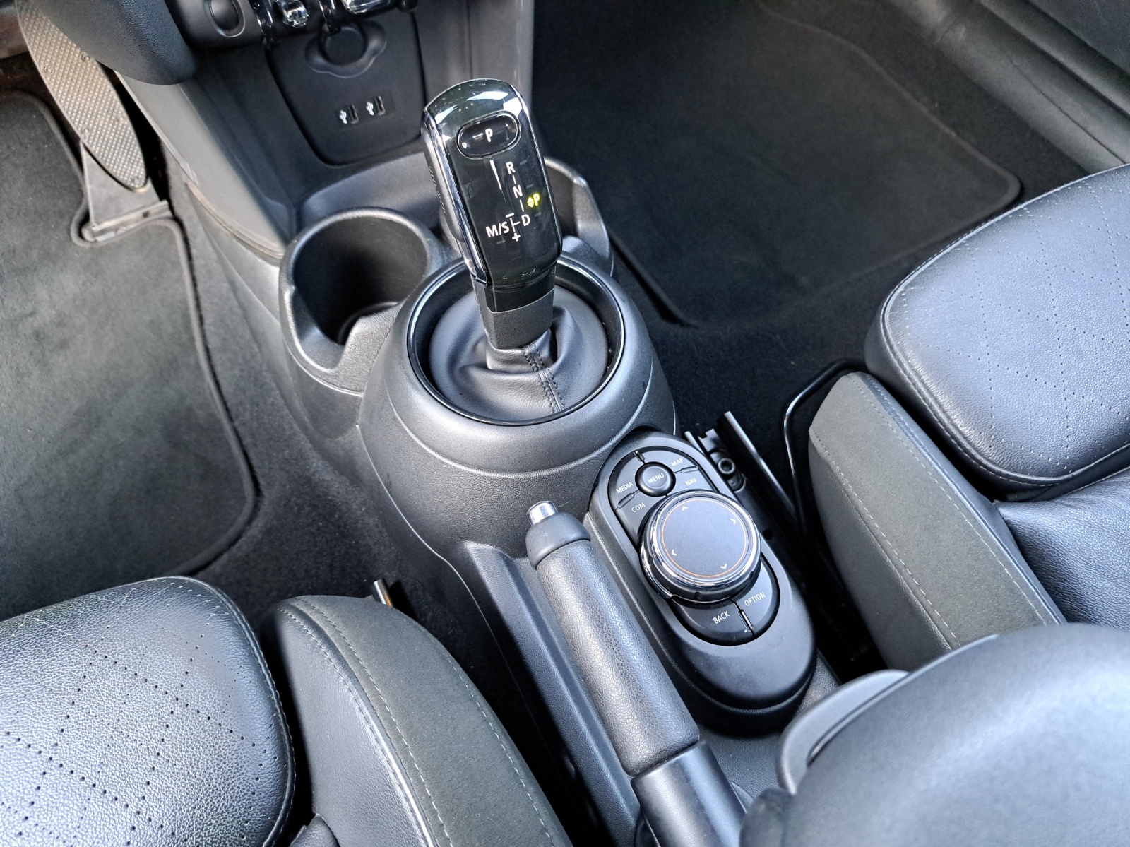 MINI Cabrio F57 1.5i Cooper-image-12
