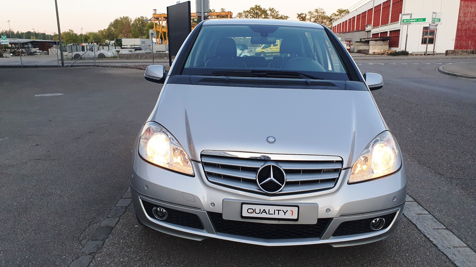 MERCEDES-BENZ A 180 Avantgarde Selection Autotronic-image-4