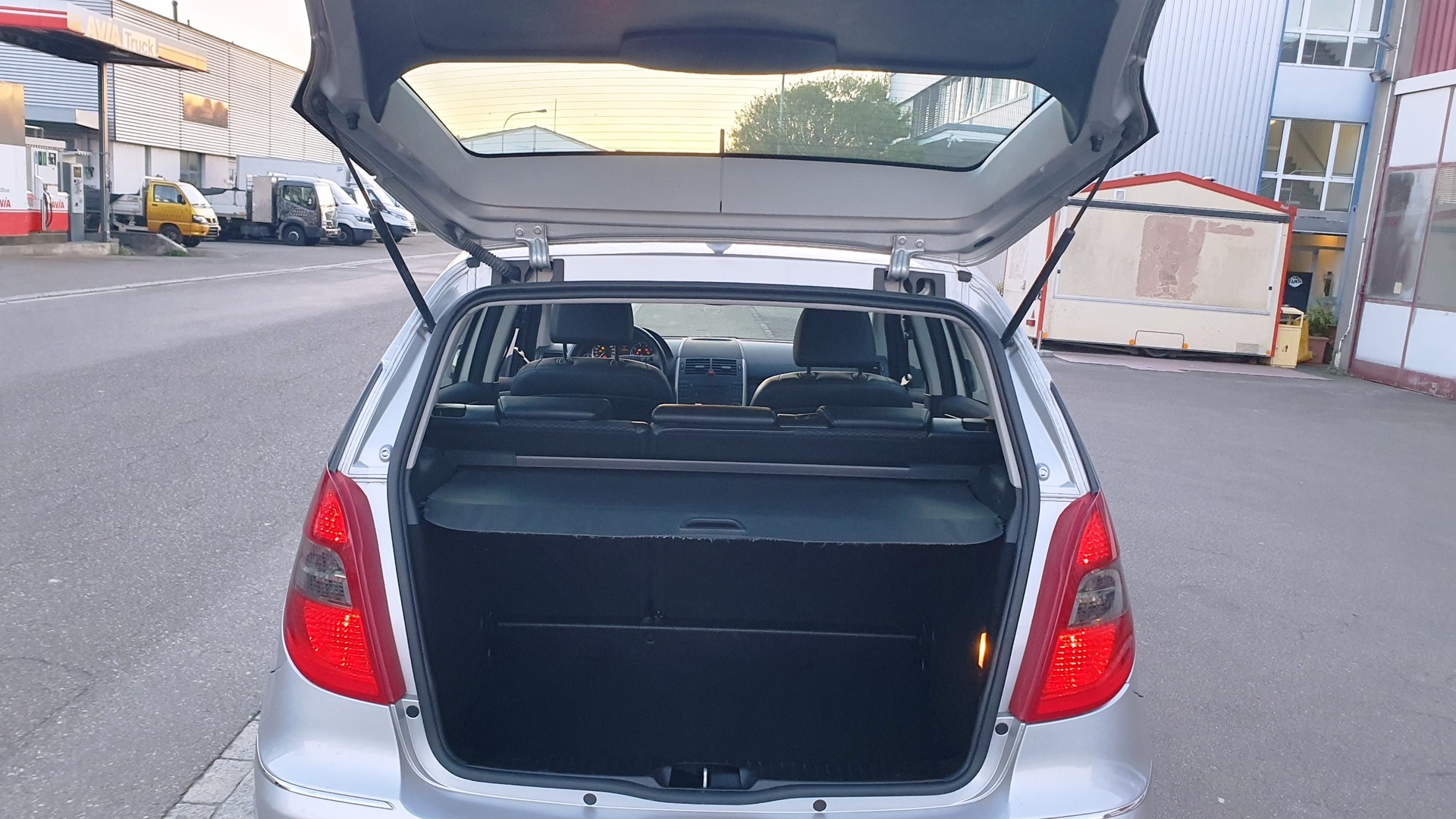 MERCEDES-BENZ A 180 Avantgarde Selection Autotronic-image-11