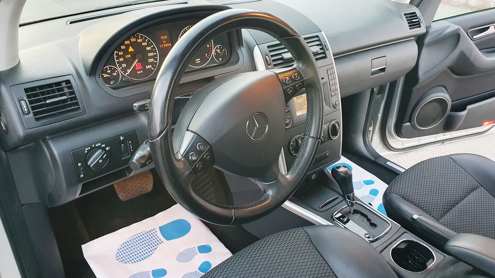 MERCEDES-BENZ A 180 Avantgarde Selection Autotronic-image-14