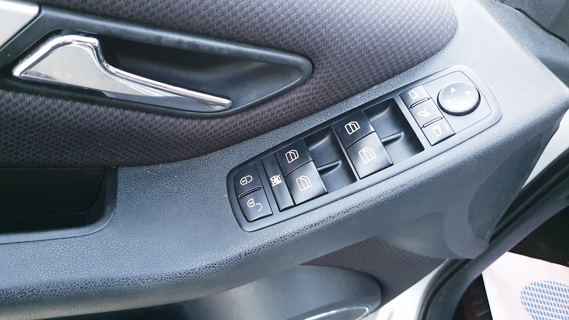 MERCEDES-BENZ A 180 Avantgarde Selection Autotronic-image-15