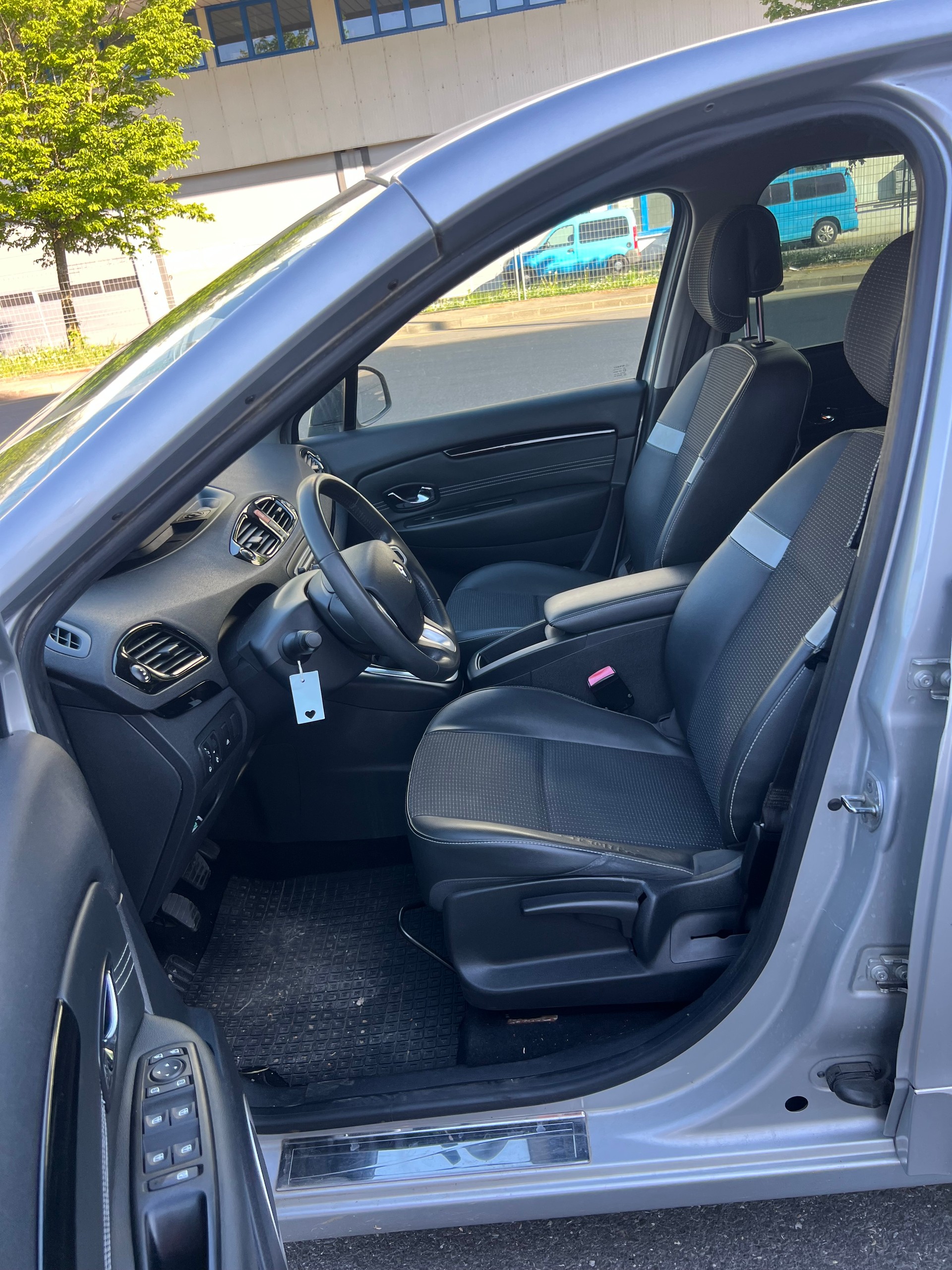 RENAULT Grand Scénic 1.9 dCi Expression-image-8