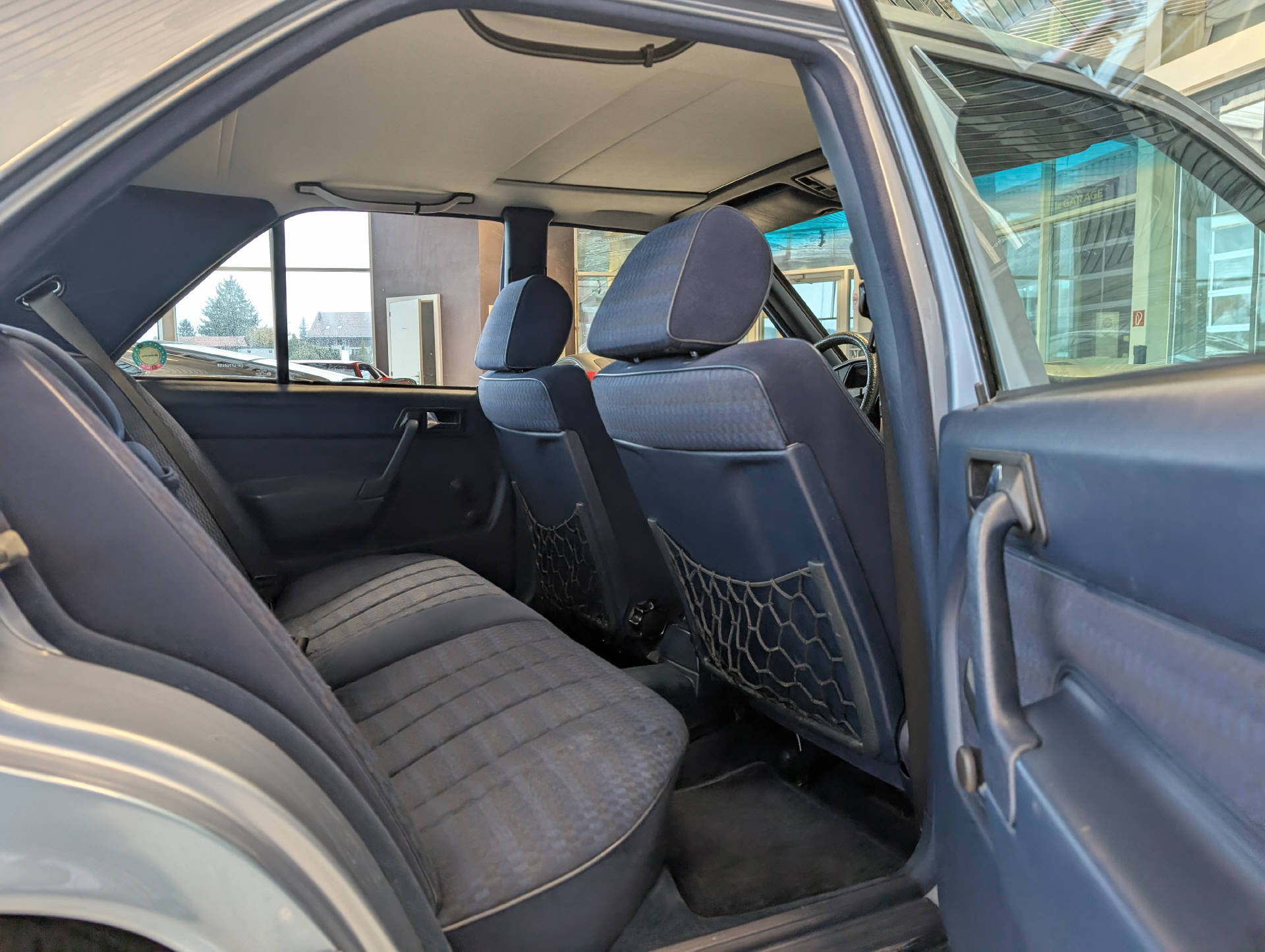 MERCEDES-BENZ E190 2.6-image-8