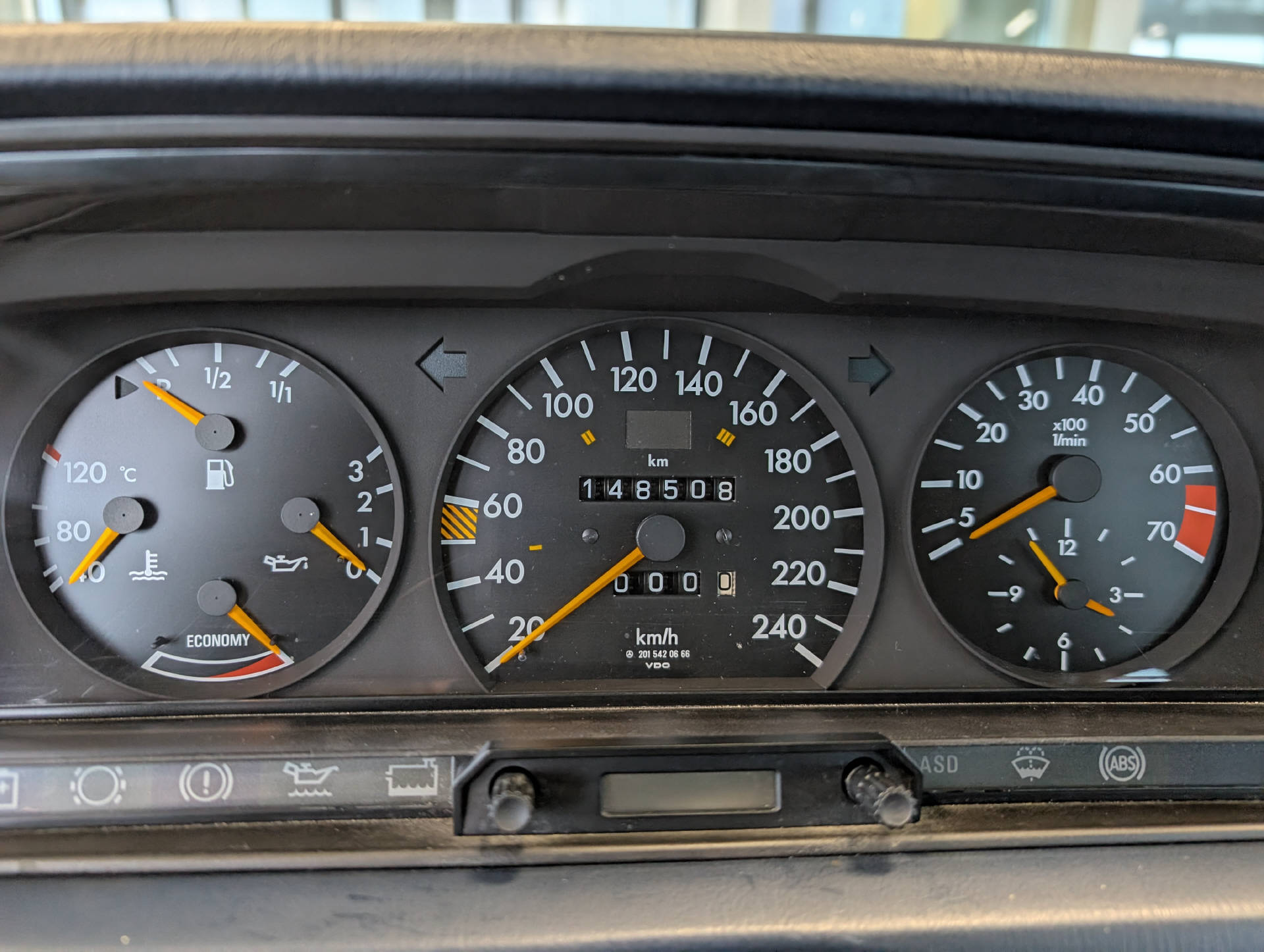 MERCEDES-BENZ E190 2.6-image-7