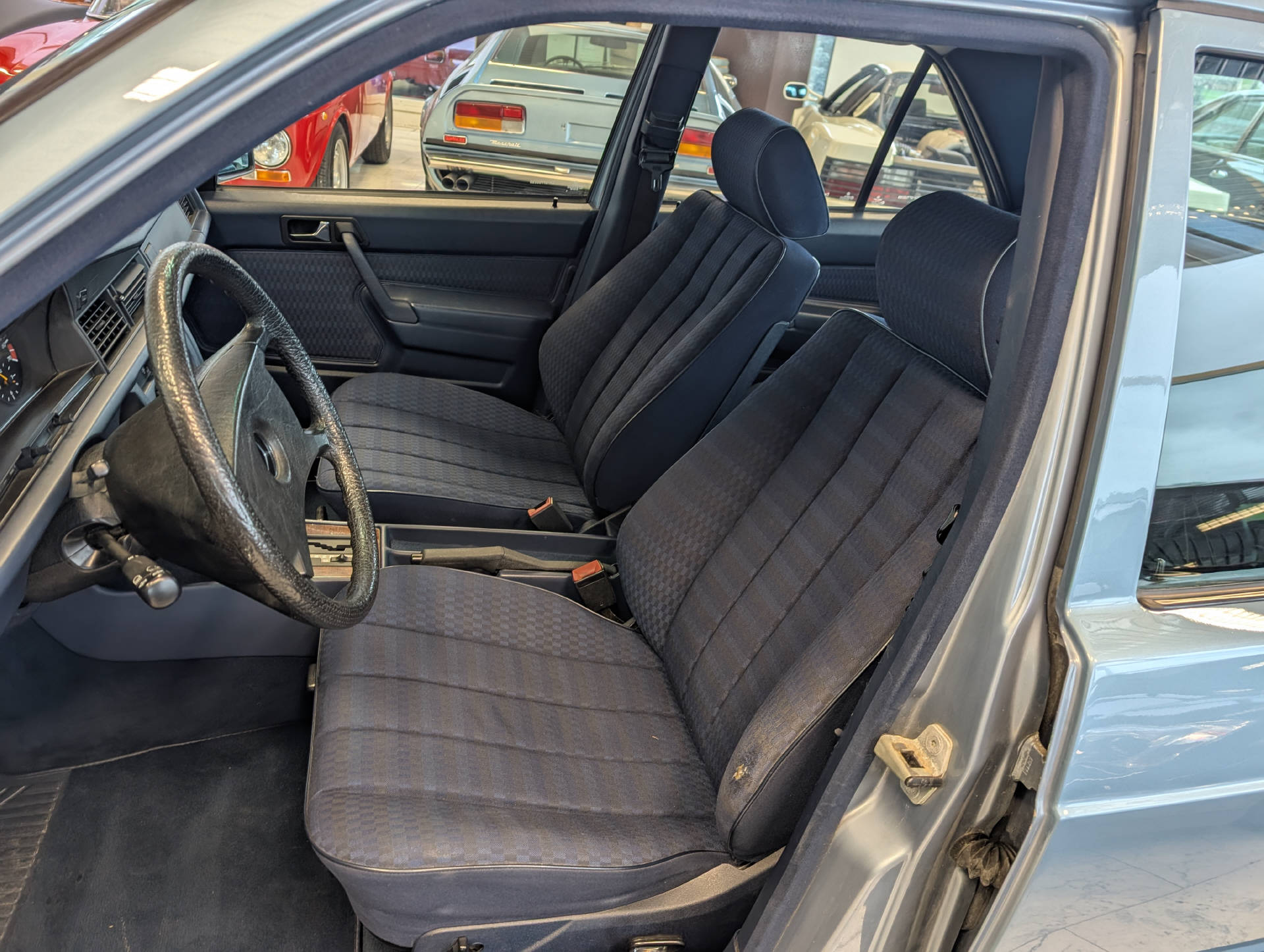 MERCEDES-BENZ E190 2.6-image-6