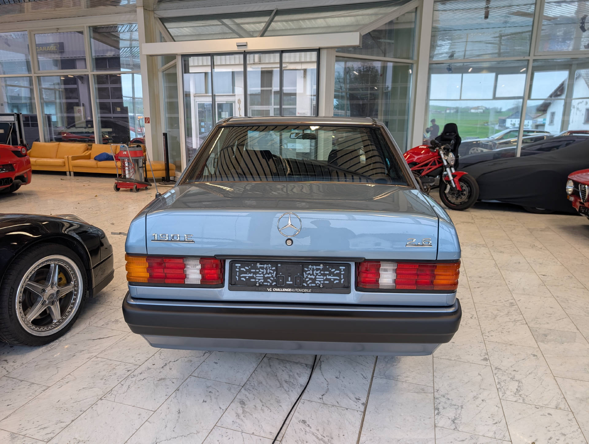 MERCEDES-BENZ E190 2.6-image-5