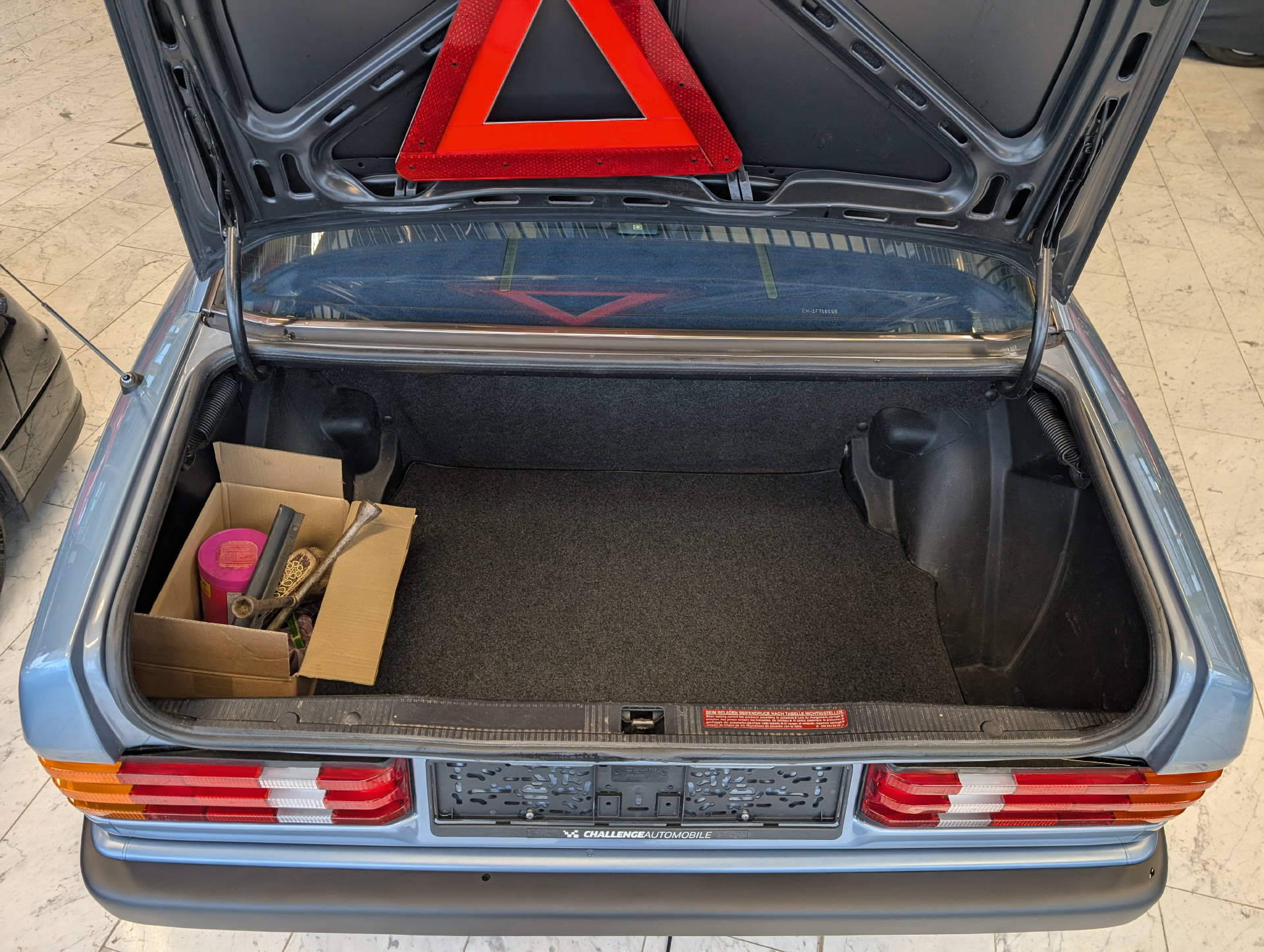 MERCEDES-BENZ E190 2.6-image-10