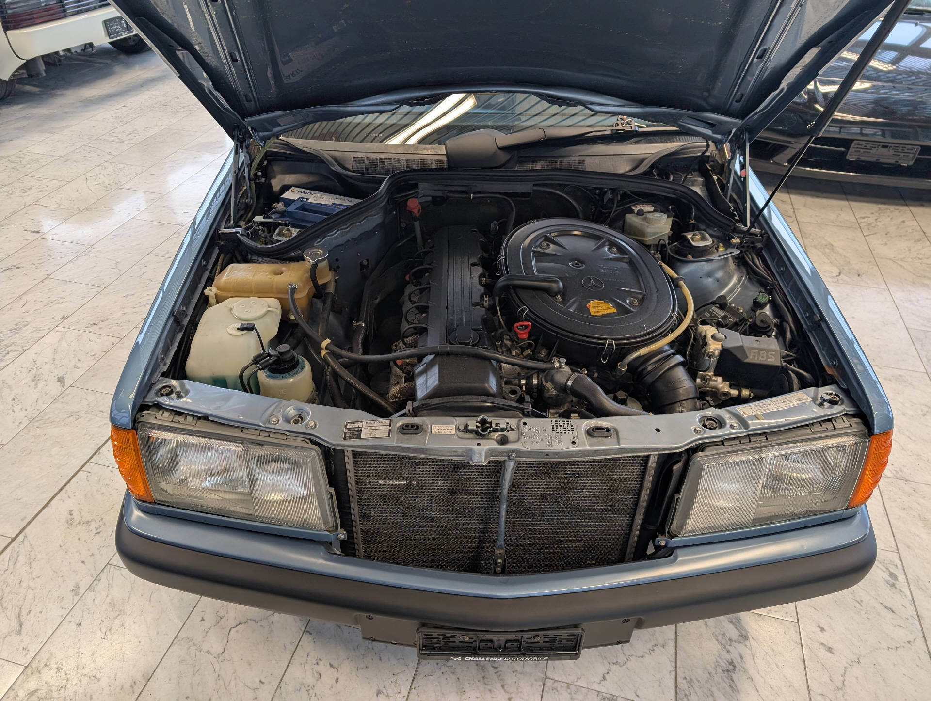 MERCEDES-BENZ E190 2.6-image-3