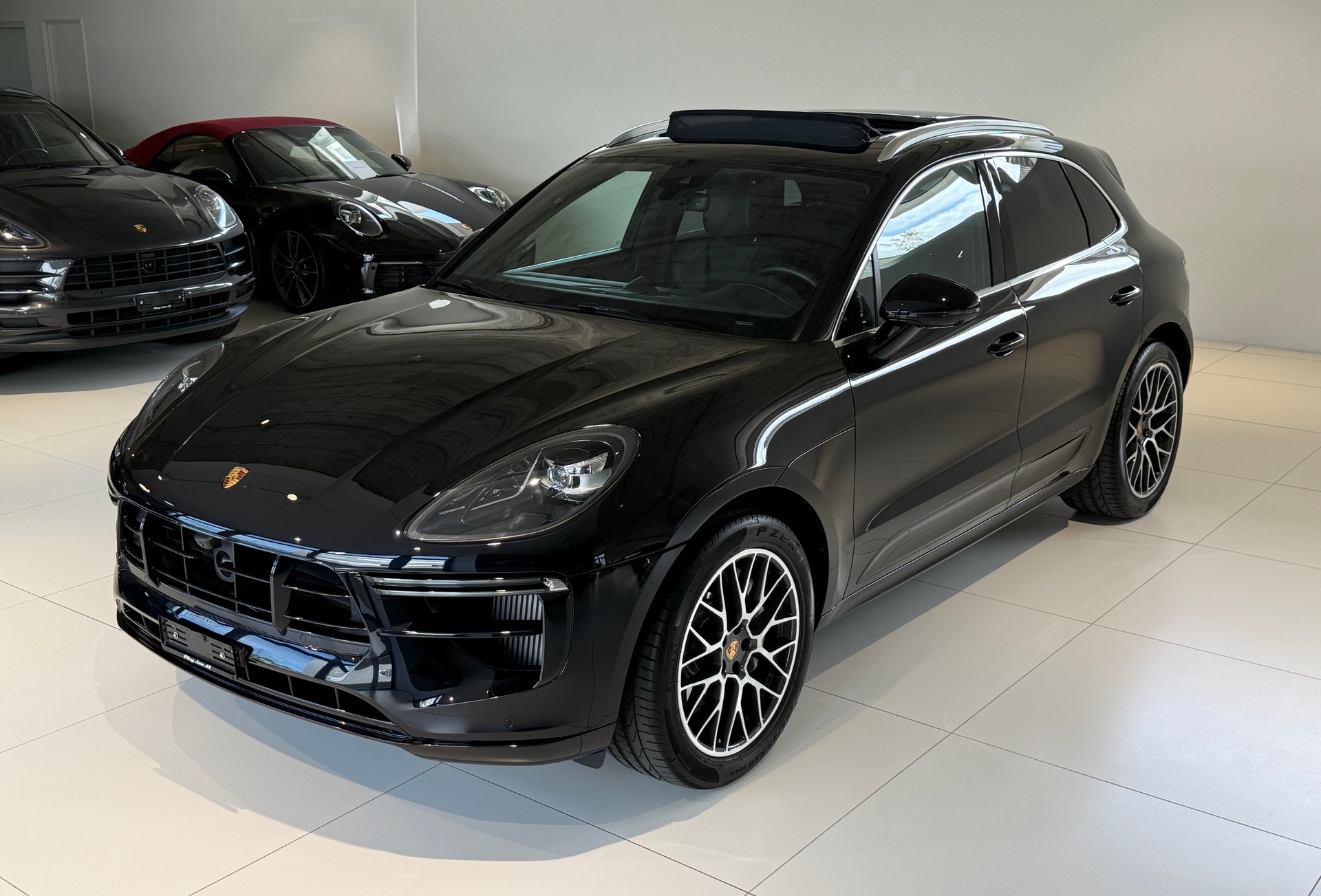 PORSCHE Macan Turbo PDK ***CH-Fahrzeug***Panoramadach***Distanzregler***Lenkradheizung***Luftfederung***Neuwertig***-showroom-element-2