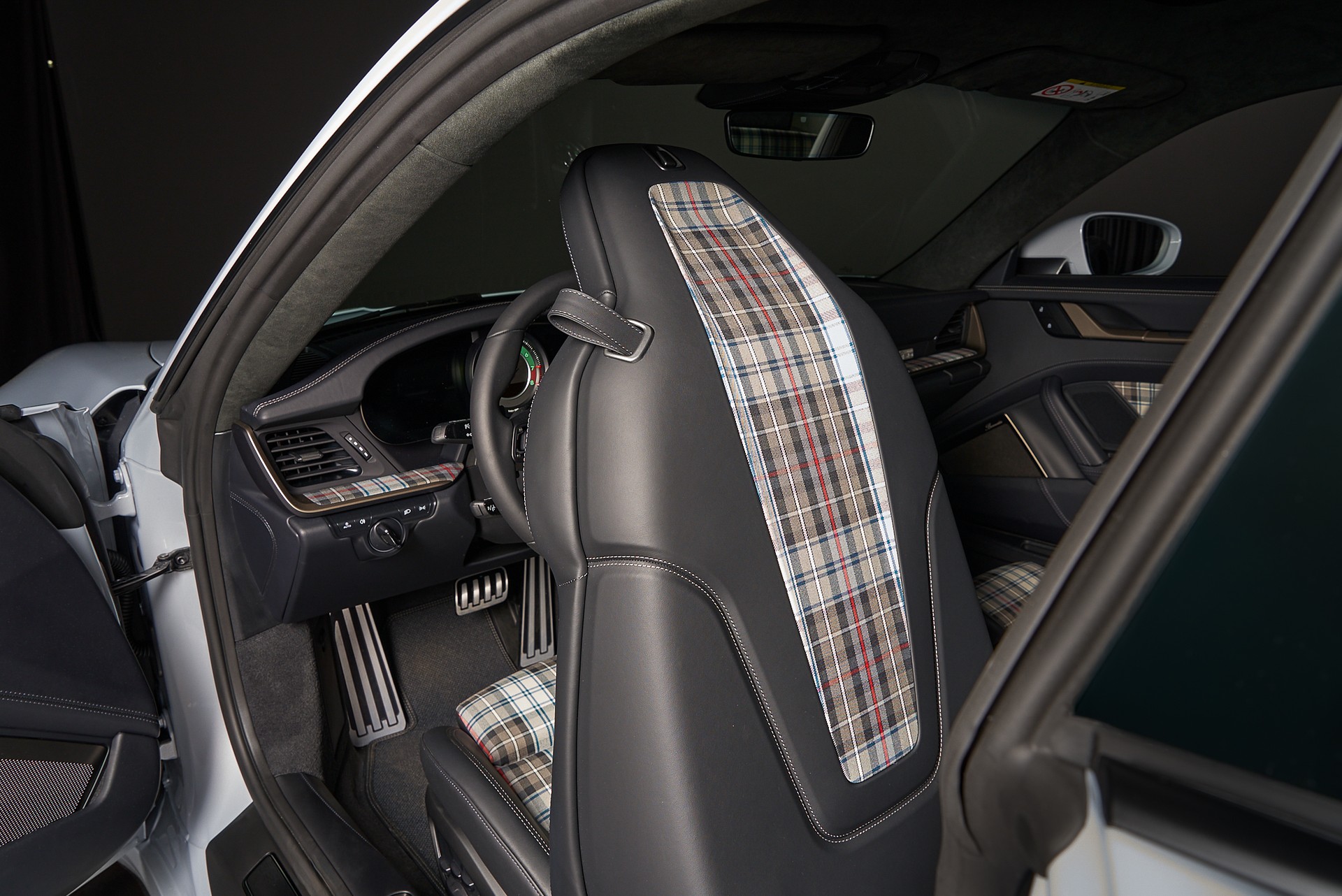 PORSCHE 911 Turbo 50 Jahre-image-21