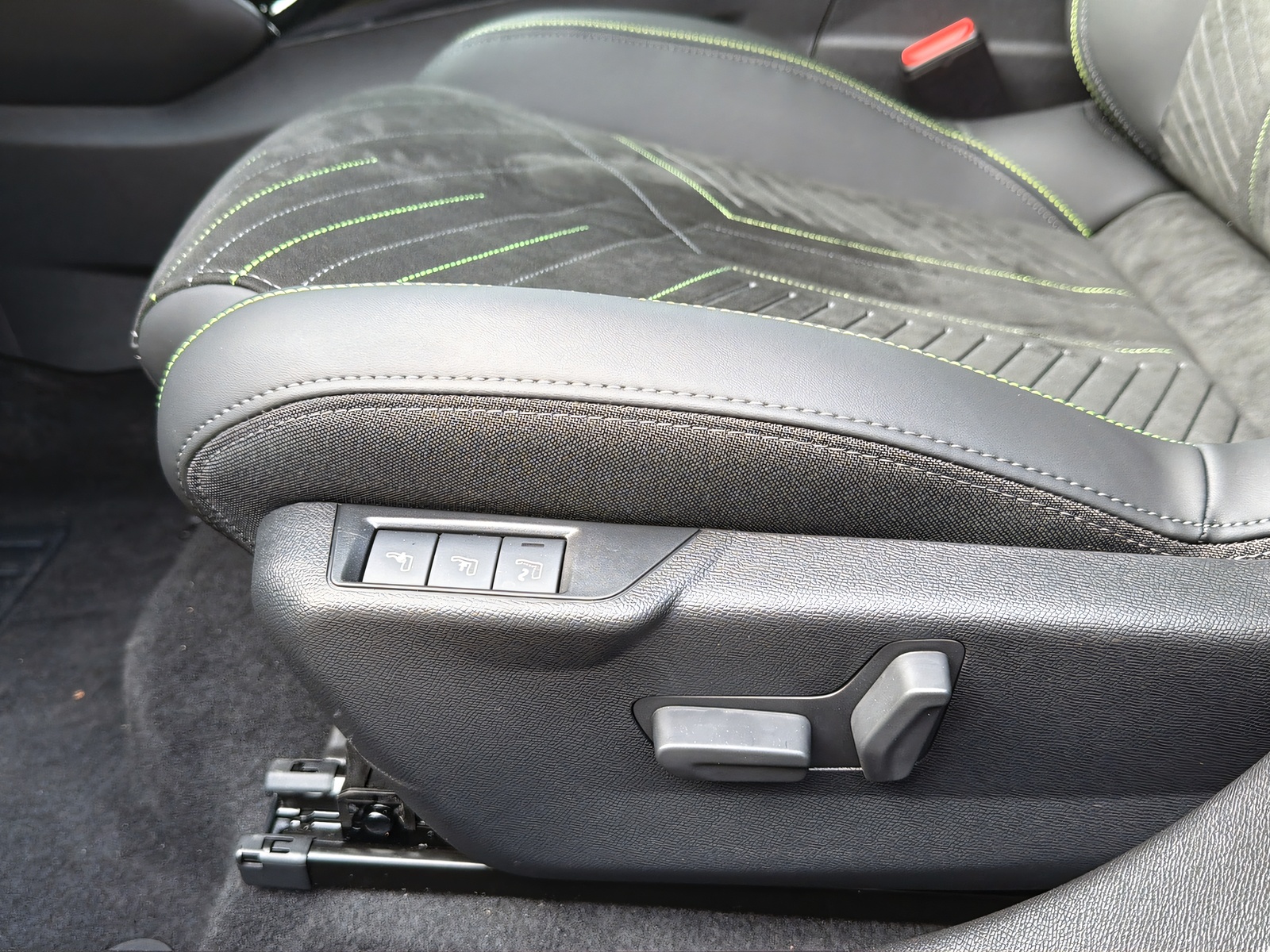 PEUGEOT 208 1.2 Hybrid 145 GT-image-6