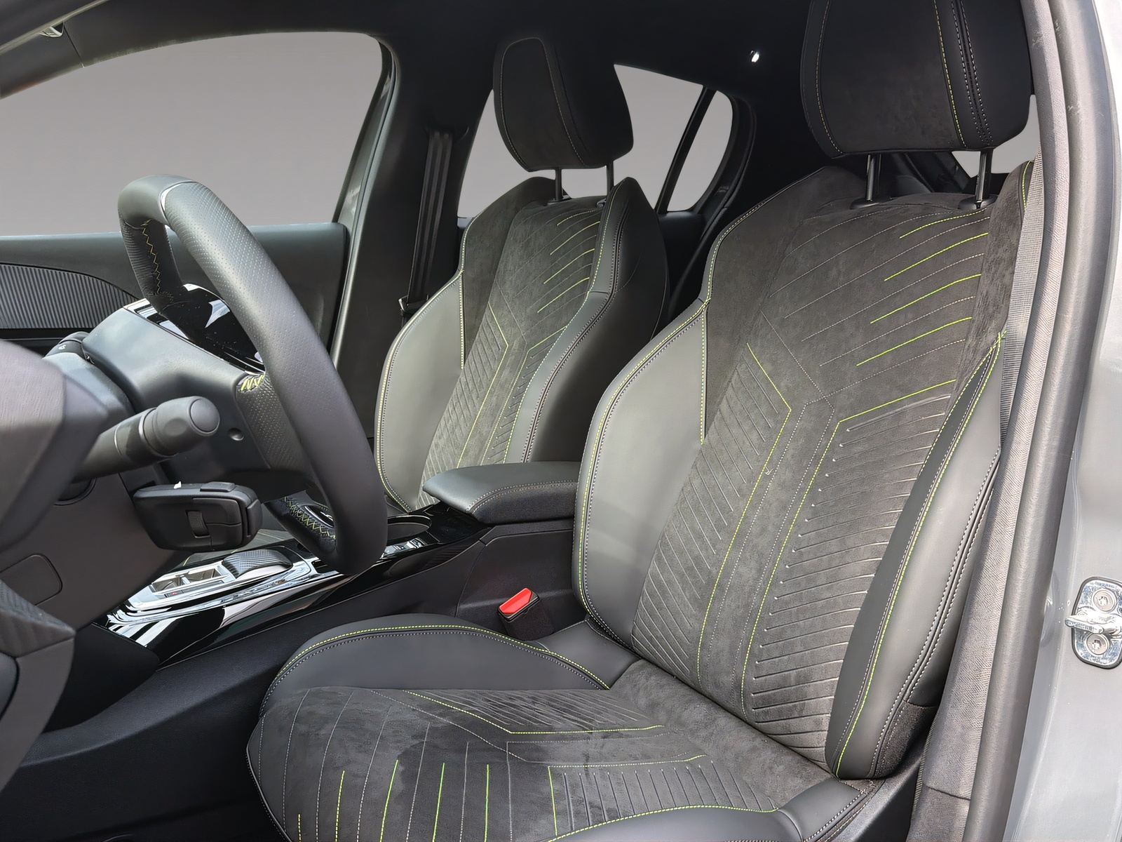 PEUGEOT 208 1.2 Hybrid 145 GT-image-5