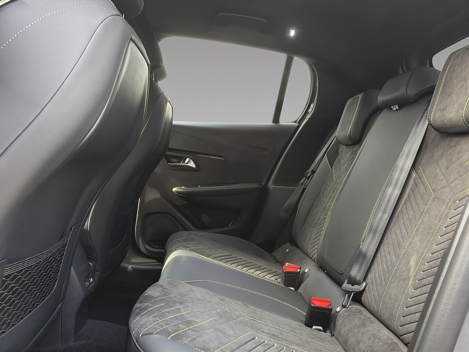 PEUGEOT 208 1.2 Hybrid 145 GT-image-18