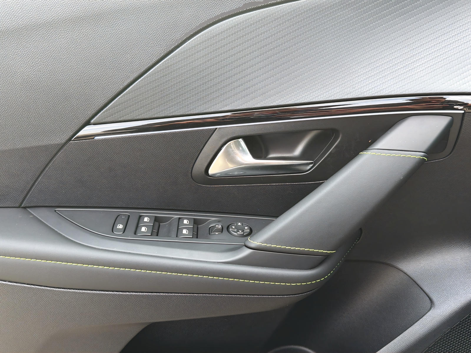 PEUGEOT 208 1.2 Hybrid 145 GT-image-7