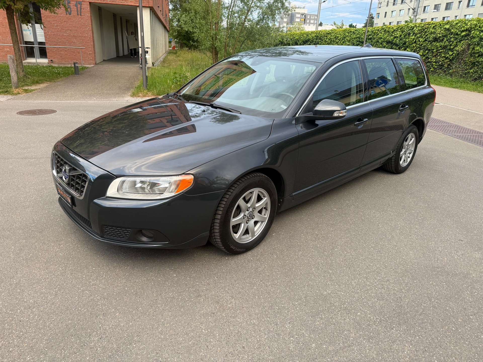 VOLVO V70 2.4D Summum Geartronic-showroom-element-1