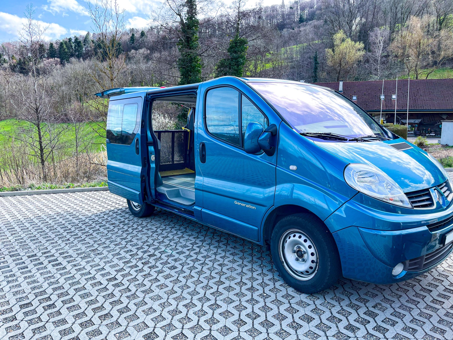 RENAULT TRAFIC-image-1