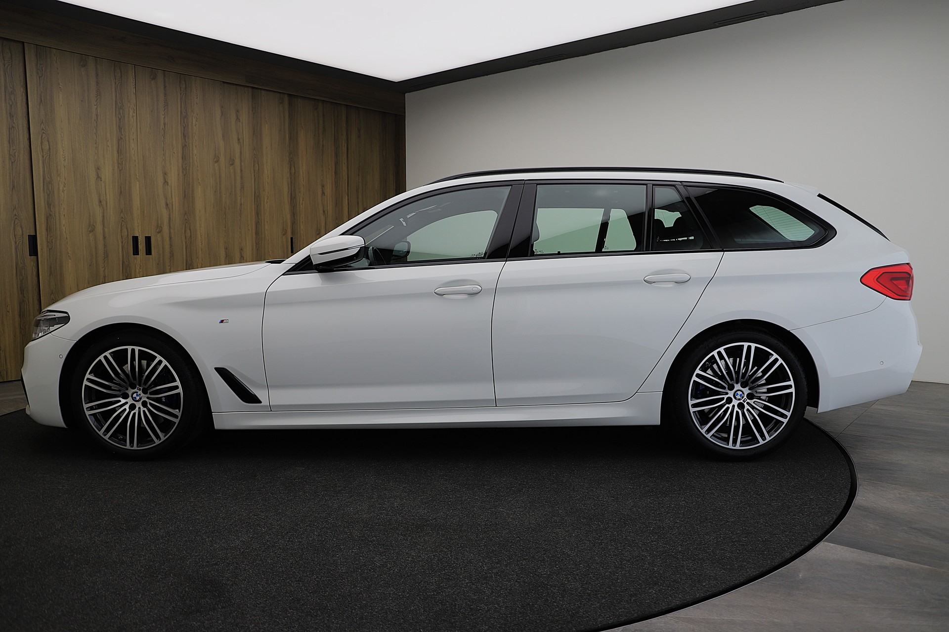 BMW 530d xDrive Touring M Sport Steptronic-image-2