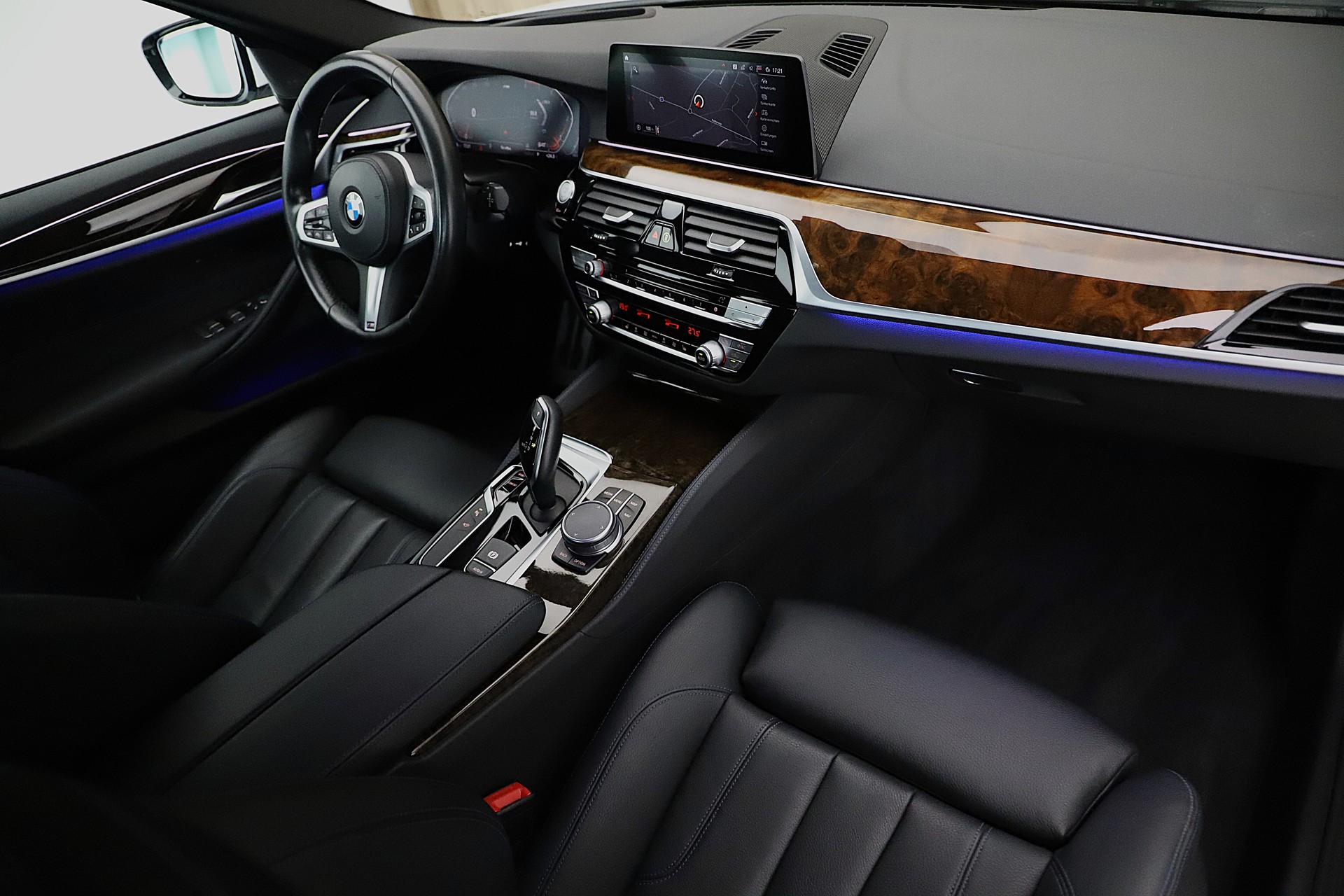 BMW 530d xDrive Touring M Sport Steptronic-image-6