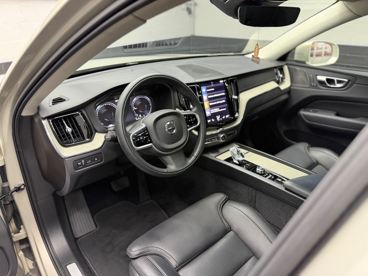 VOLVO XC60 T6 eAWD Inscription | Schiebedach | Harman/Kardon | 360° Kamera-image-13