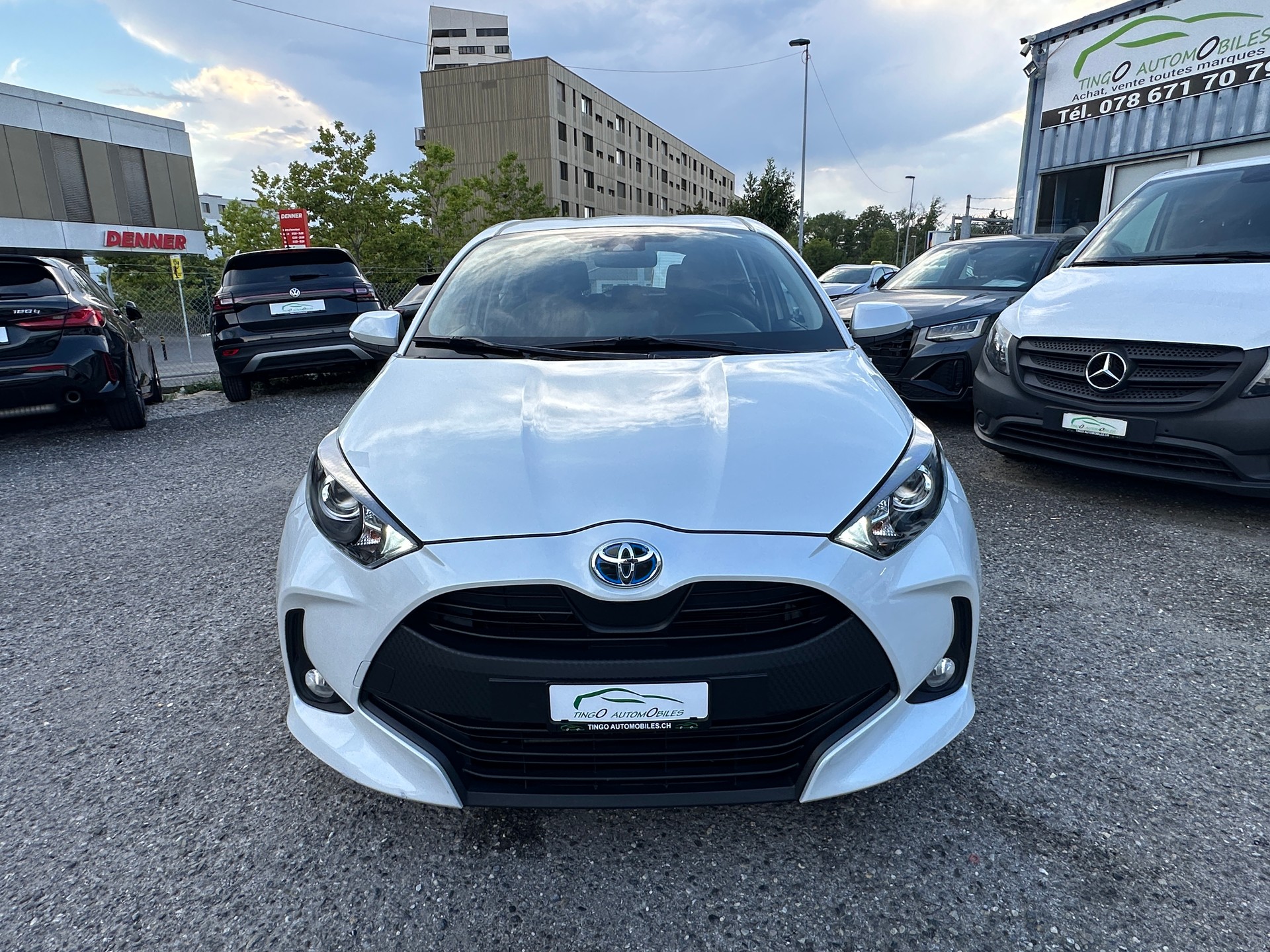 TOYOTA Yaris 1.5 Comfort e-CVT-showroom-element-1