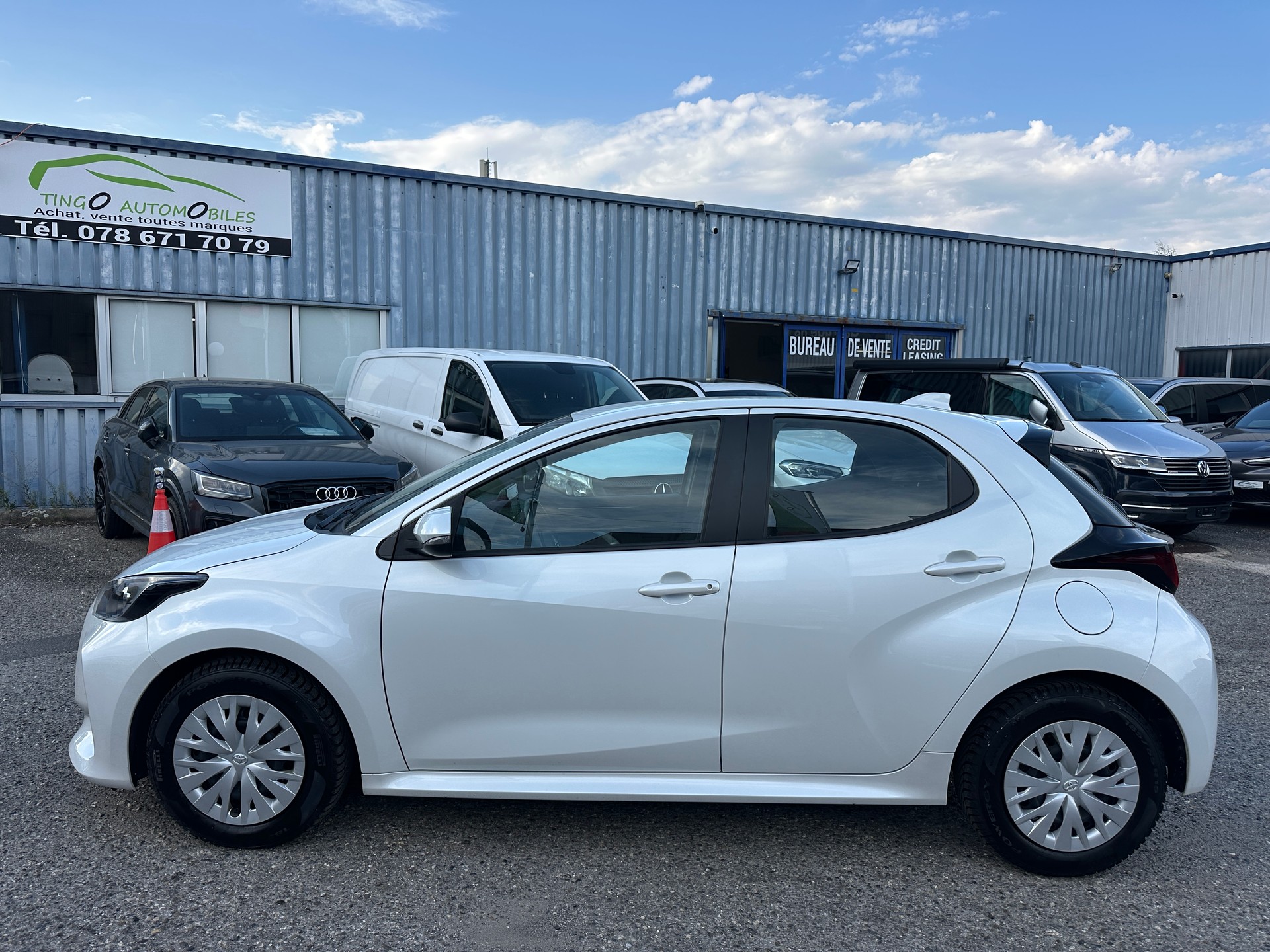 TOYOTA Yaris 1.5 Comfort e-CVT-showroom-element-3