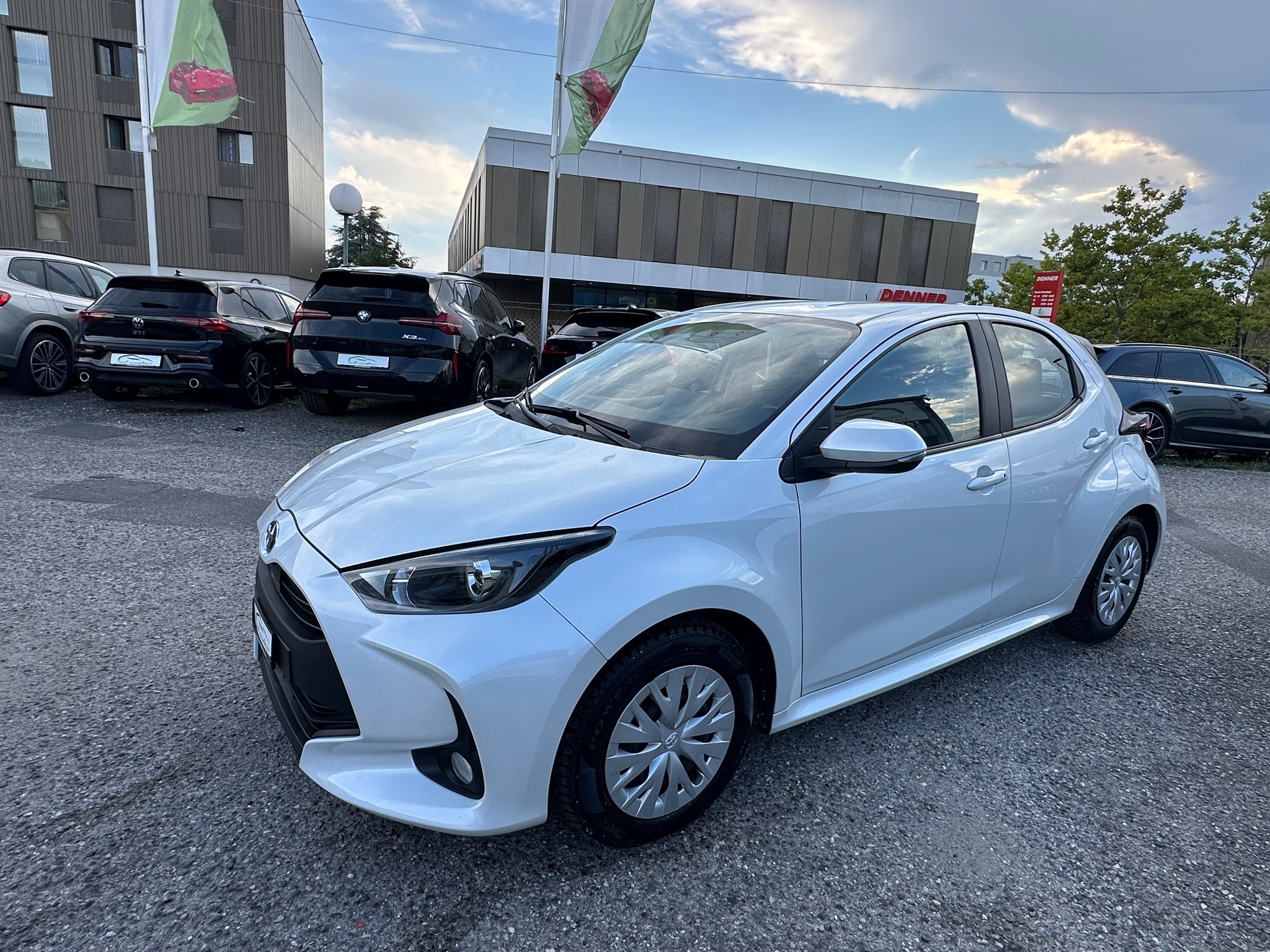 TOYOTA Yaris 1.5 Comfort e-CVT-showroom-element-2