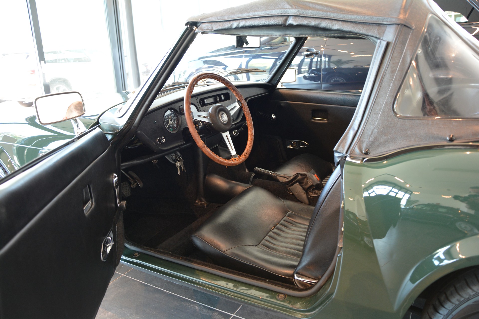 TRIUMPH Spitfire IV-image-12