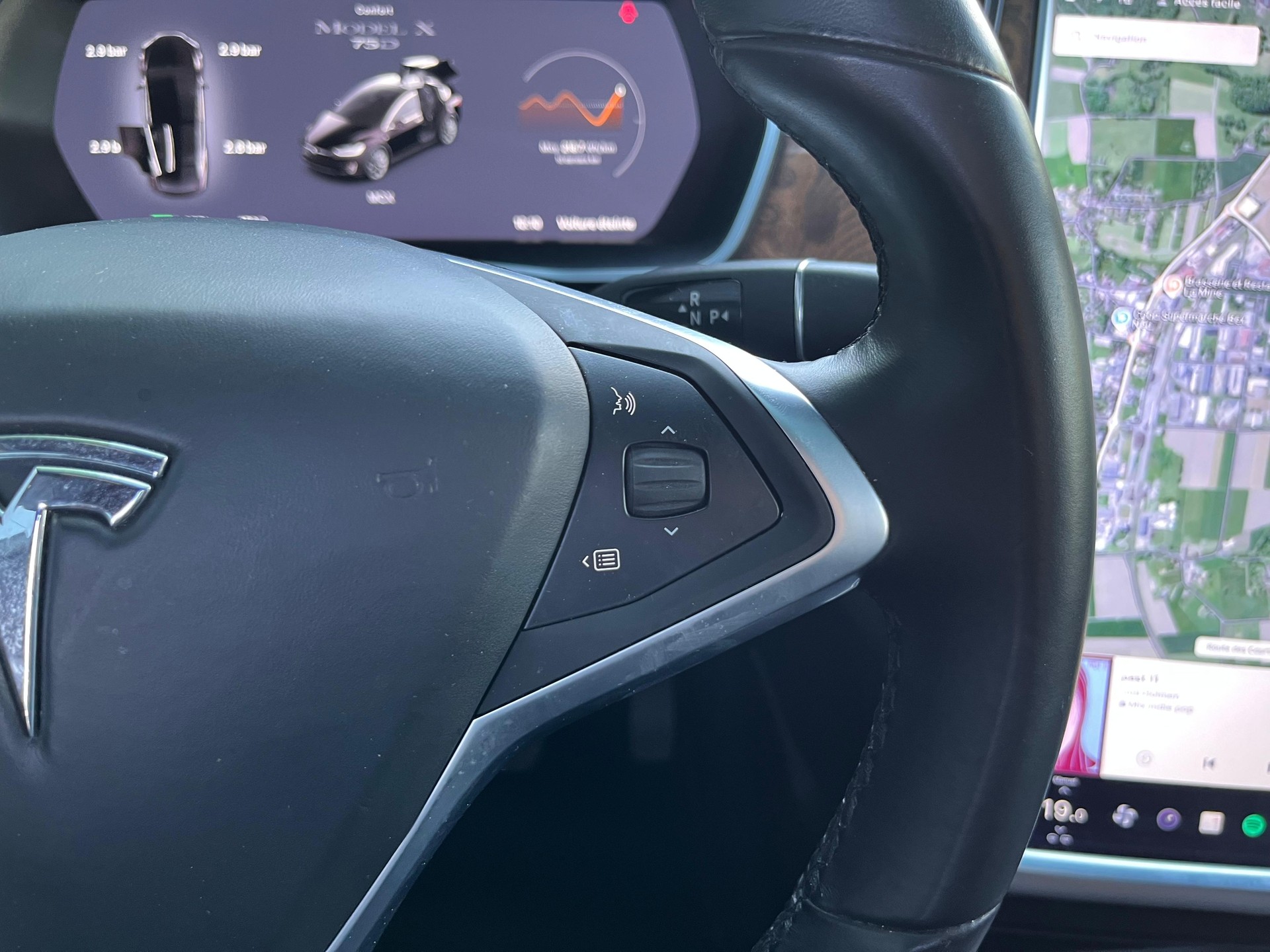 TESLA Model X 75 D-image-20