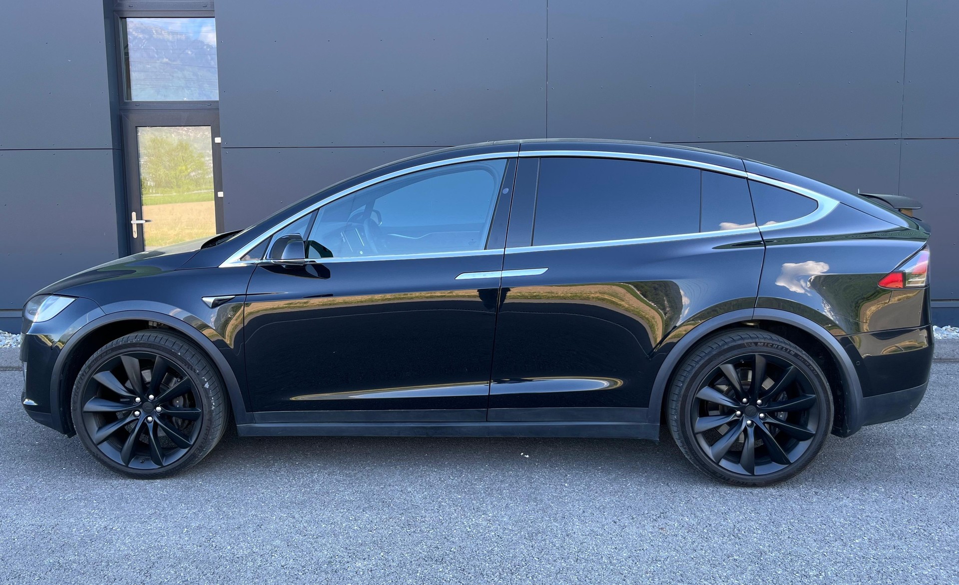 TESLA Model X 75 D-image-7