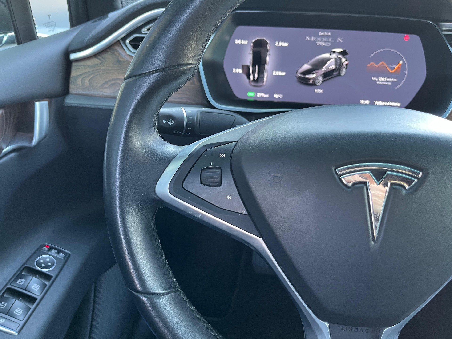 TESLA Model X 75 D-image-19
