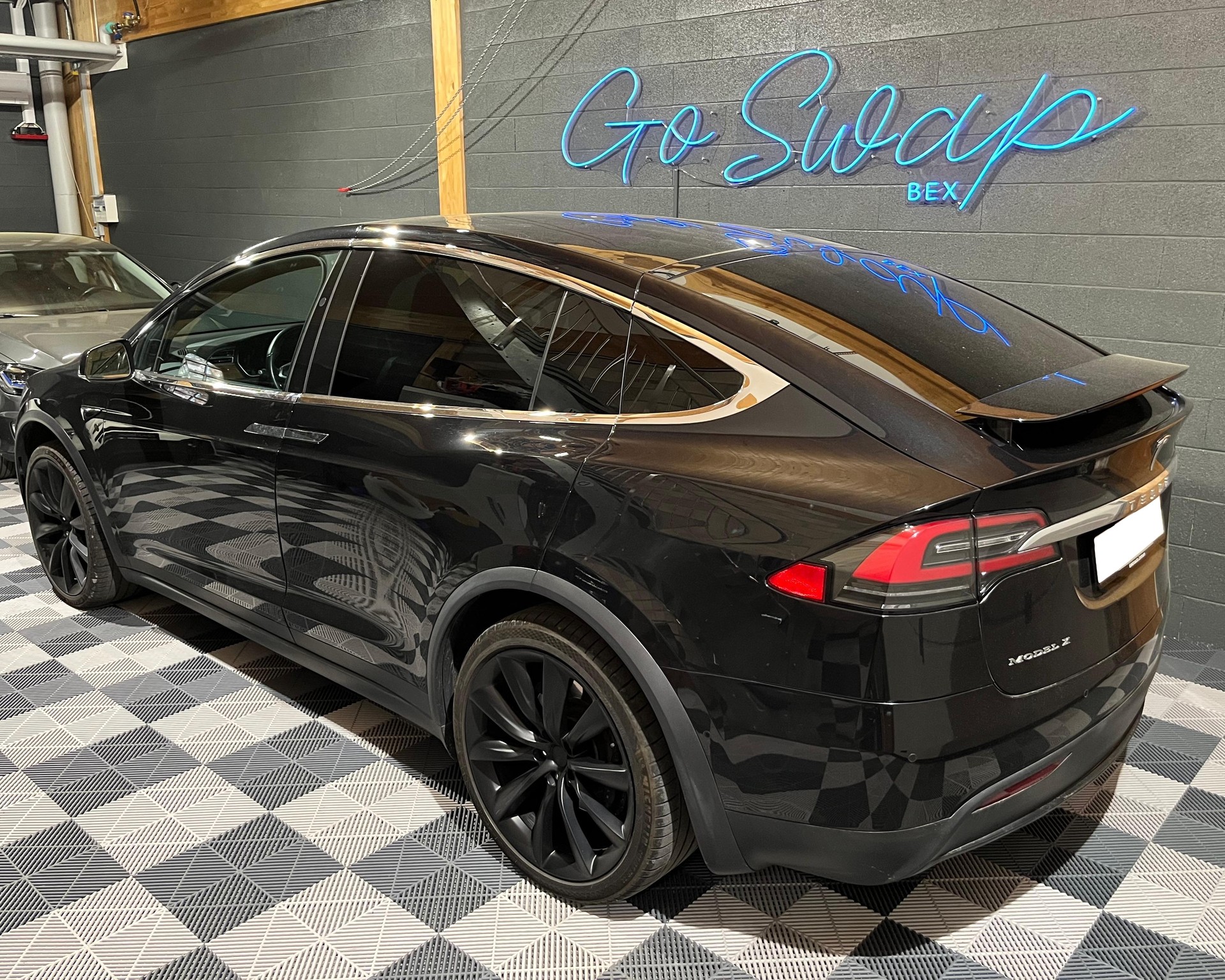 TESLA Model X 75 D-image-8