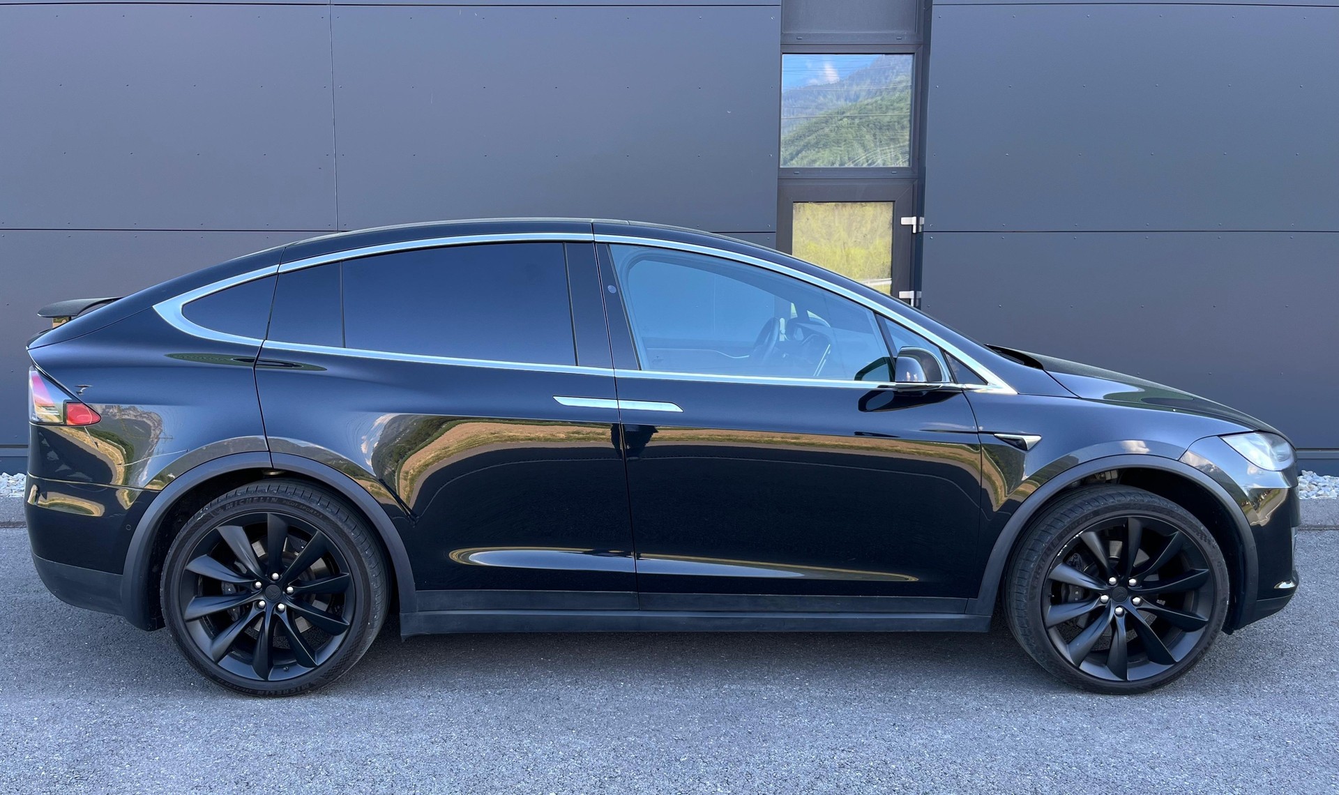 TESLA Model X 75 D-image-4