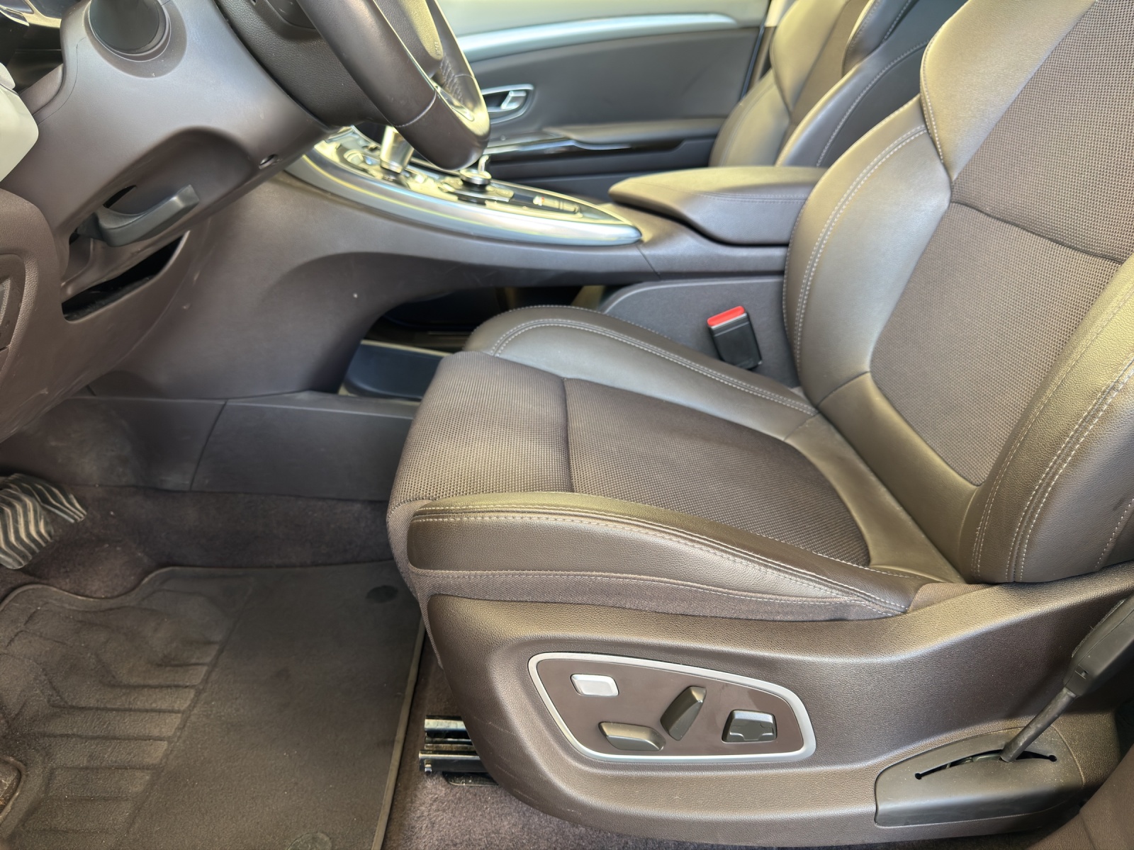 RENAULT Espace 1.6 TCe Intens Automat 200PS 7-Plätzer inkl. AHK-image-13