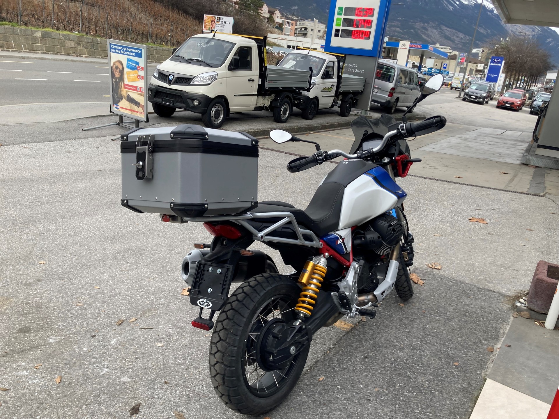 MOTO GUZZI V85 TT Premium Graphics 2-Tone-image-4
