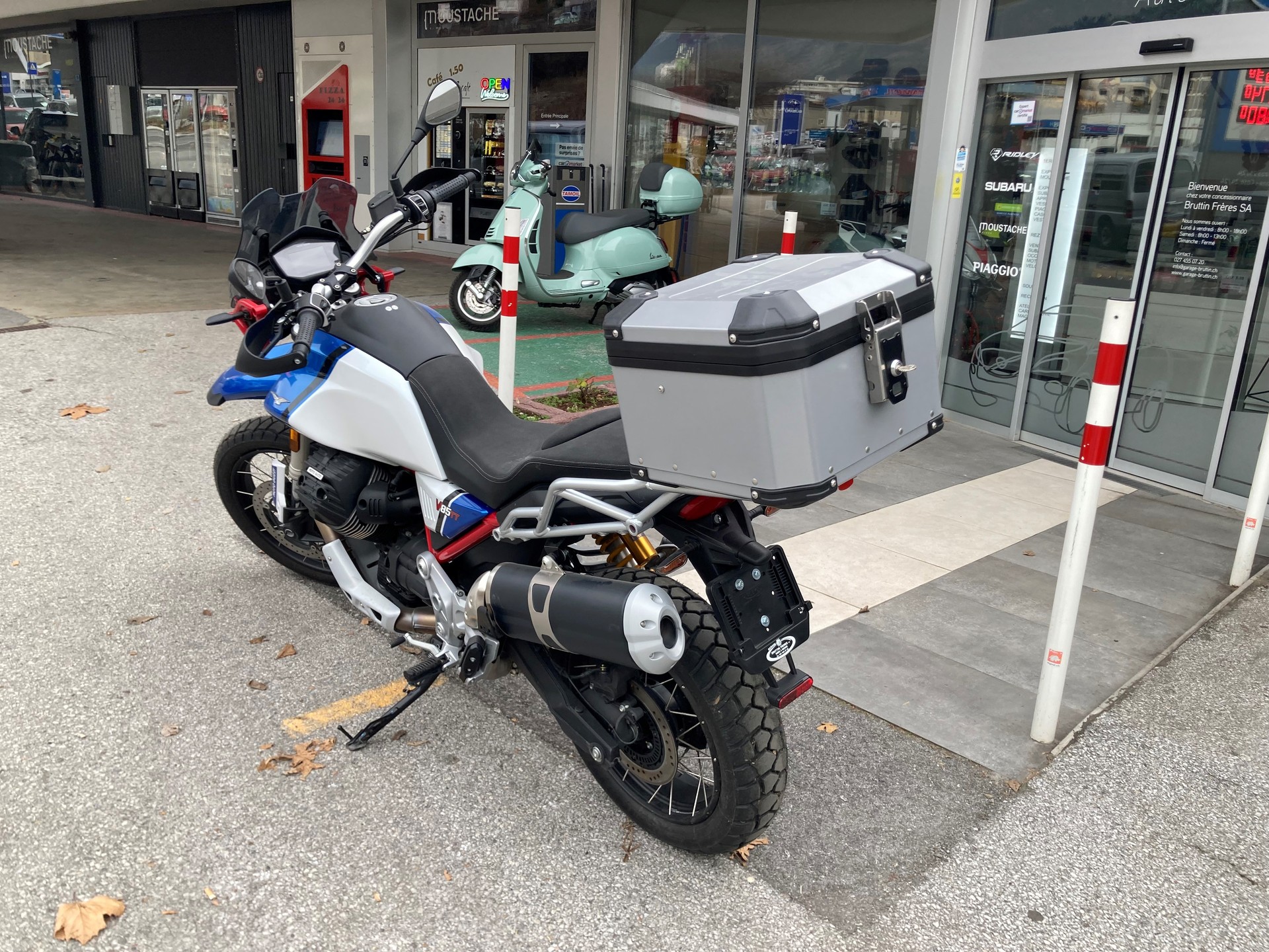 MOTO GUZZI V85 TT Premium Graphics 2-Tone-showroom-element-3