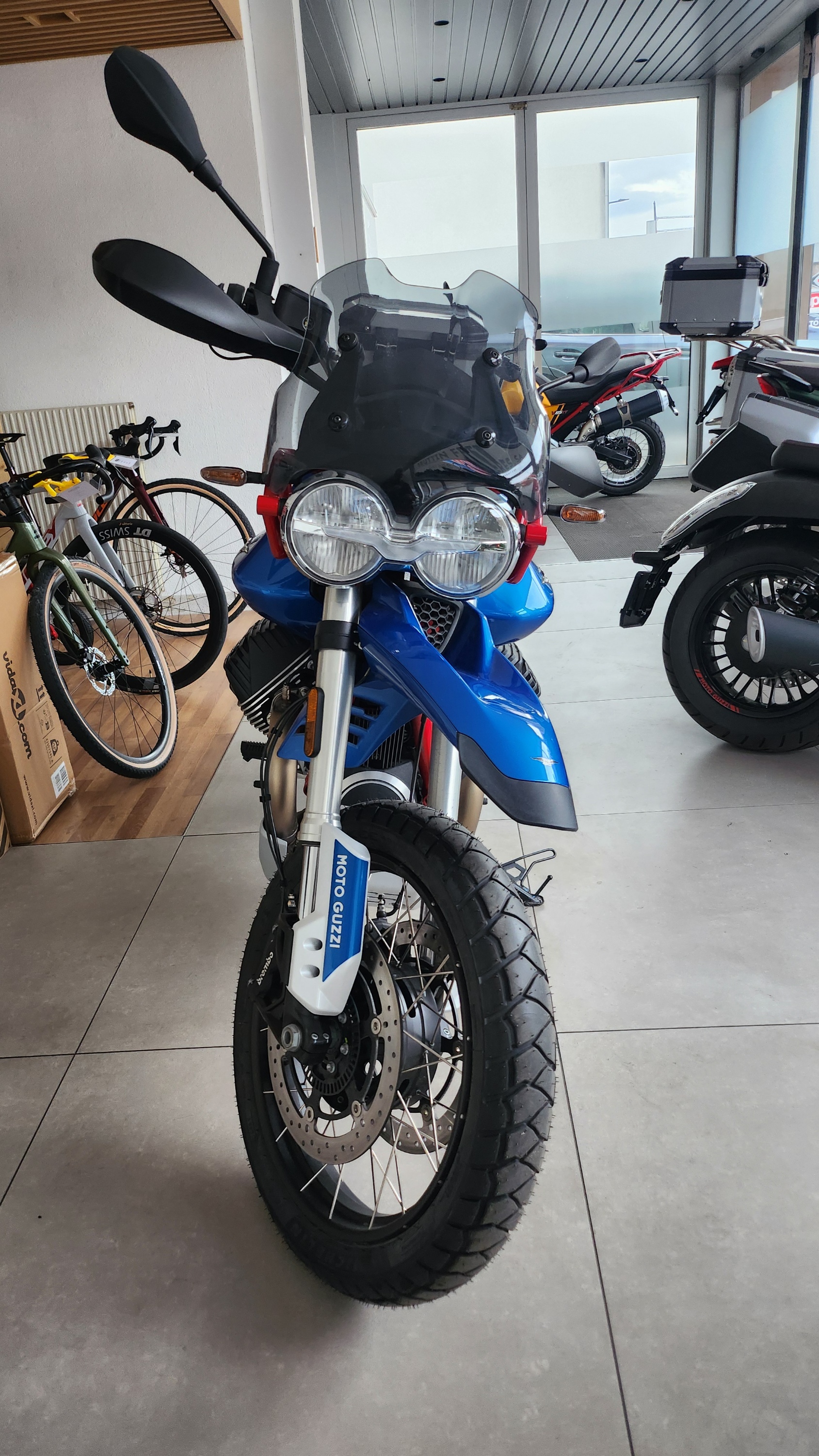 MOTO GUZZI V85 TT Premium Graphics 2-Tone-showroom-element-1