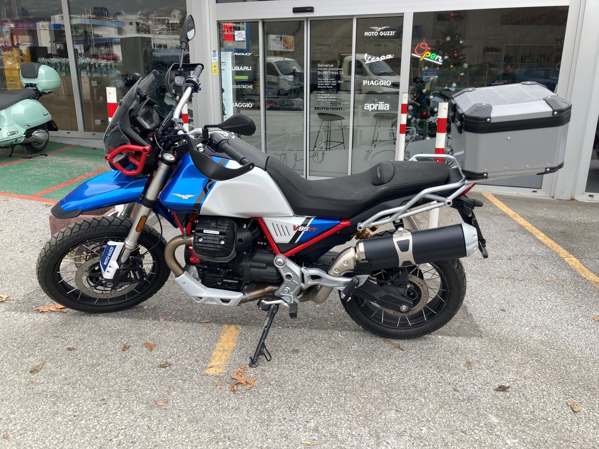 MOTO GUZZI V85 TT Premium Graphics 2-Tone-showroom-element-2
