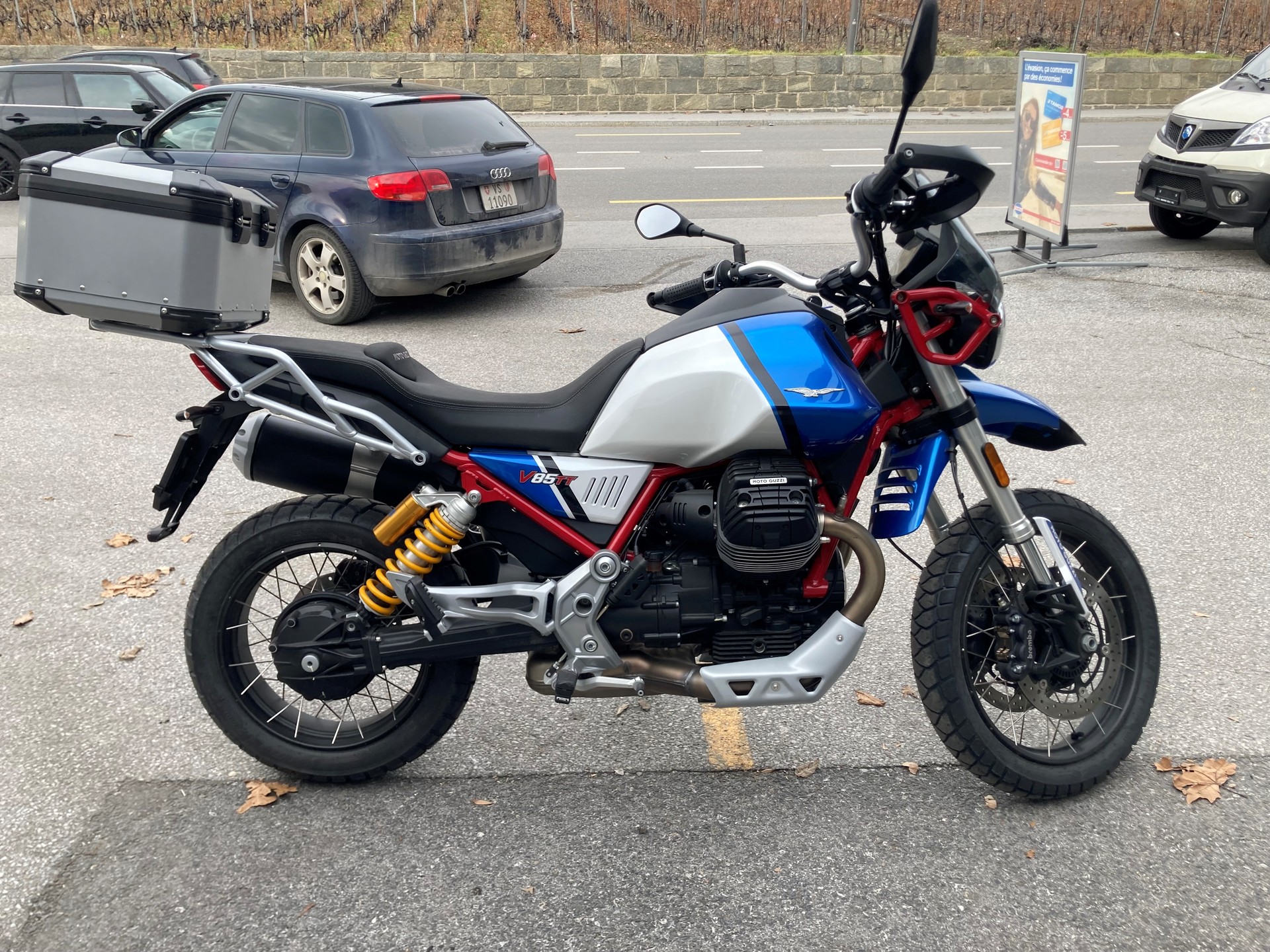 MOTO GUZZI V85 TT Premium Graphics 2-Tone